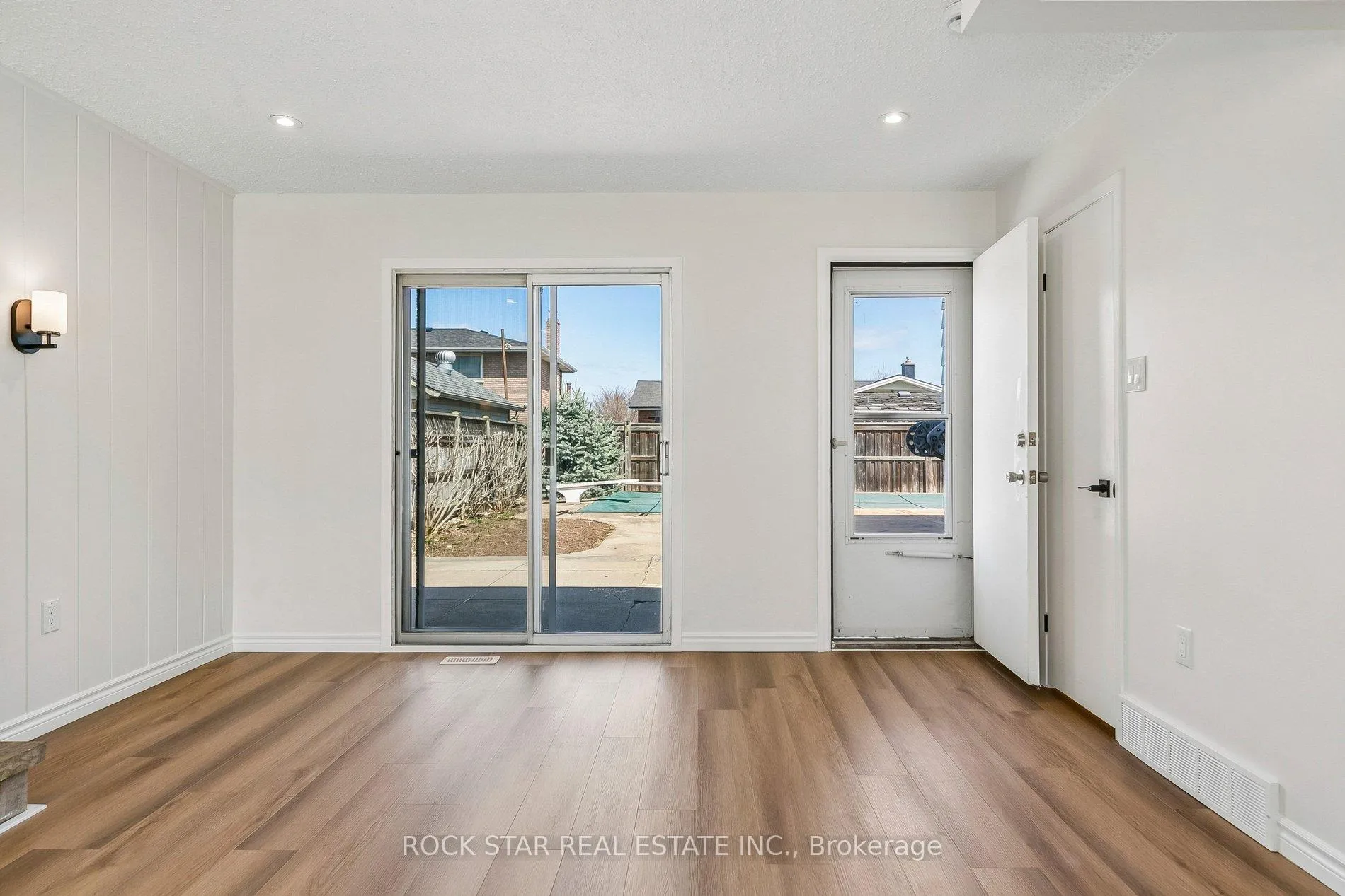 Photo 6 of 32 Lynwood Drive, Hamilton, Stoney Creek — HOMEH