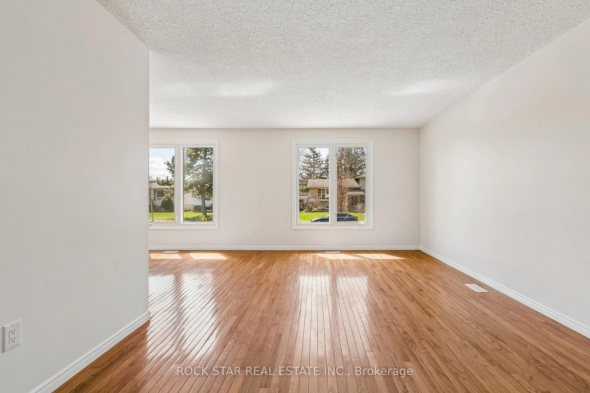 Photo 9 of 32 Lynwood Drive, Hamilton, Stoney Creek — HOMEH