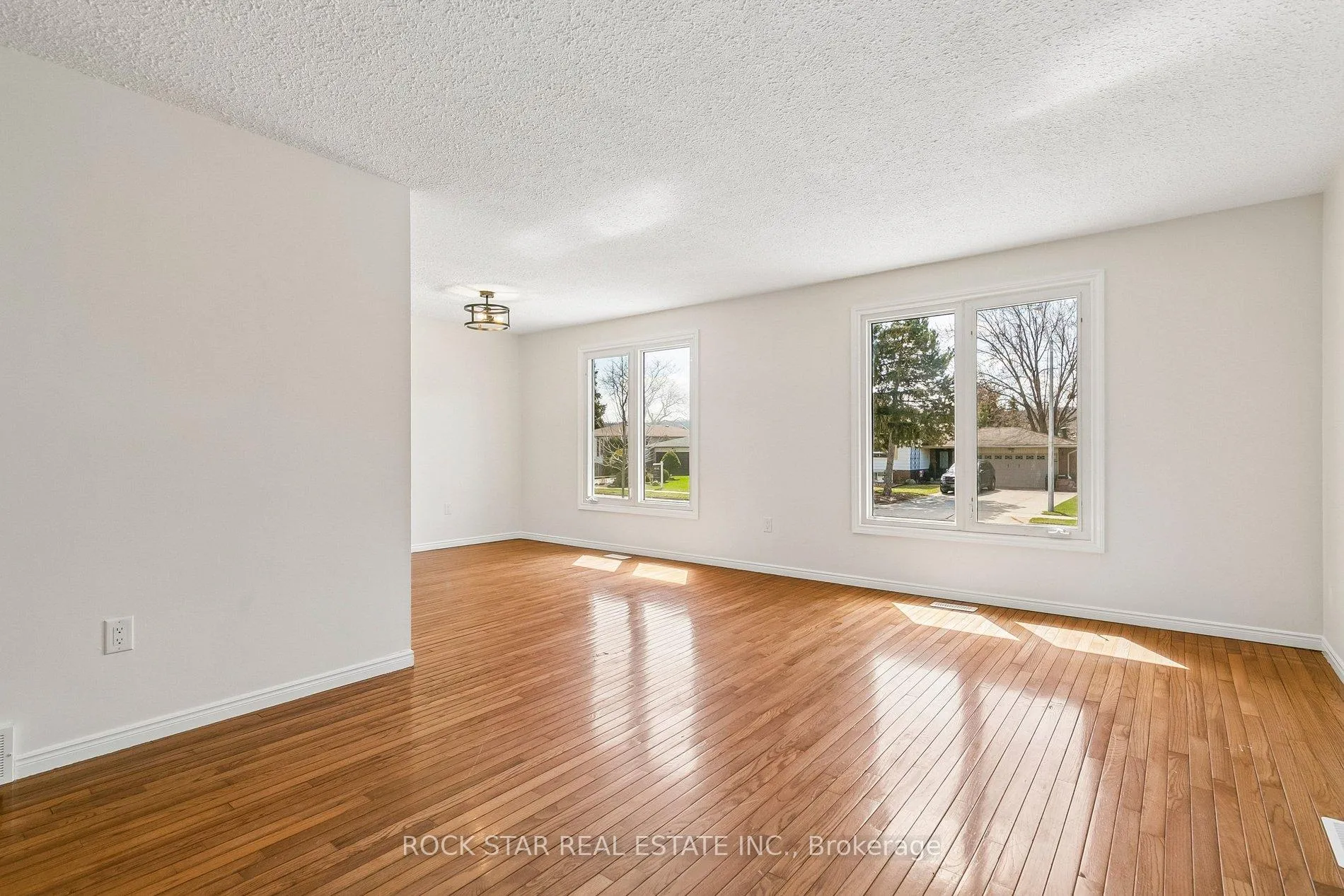 Photo 10 of 32 Lynwood Drive, Hamilton, Stoney Creek — HOMEH