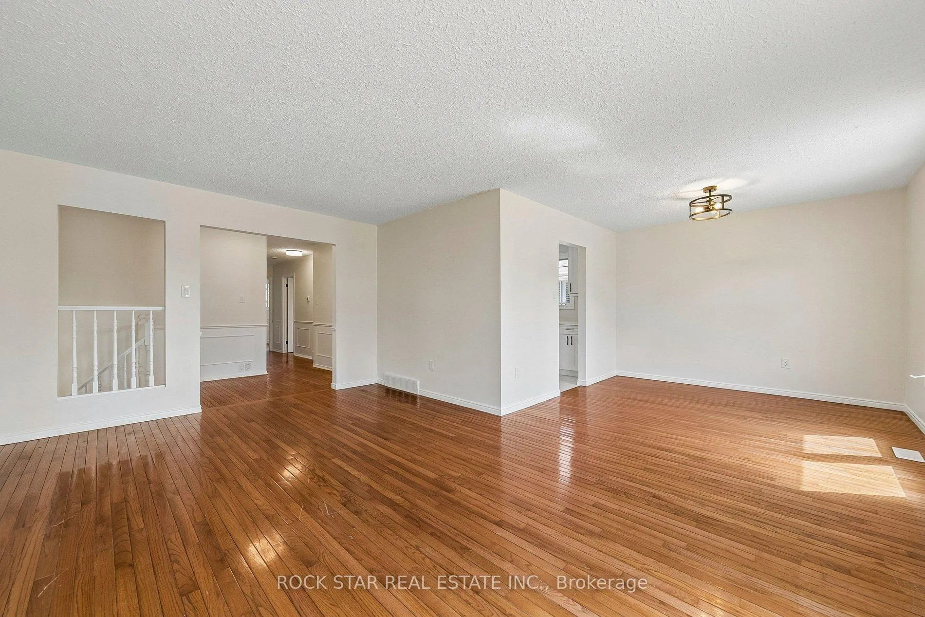Photo 11 of 32 Lynwood Drive, Hamilton, Stoney Creek — HOMEH