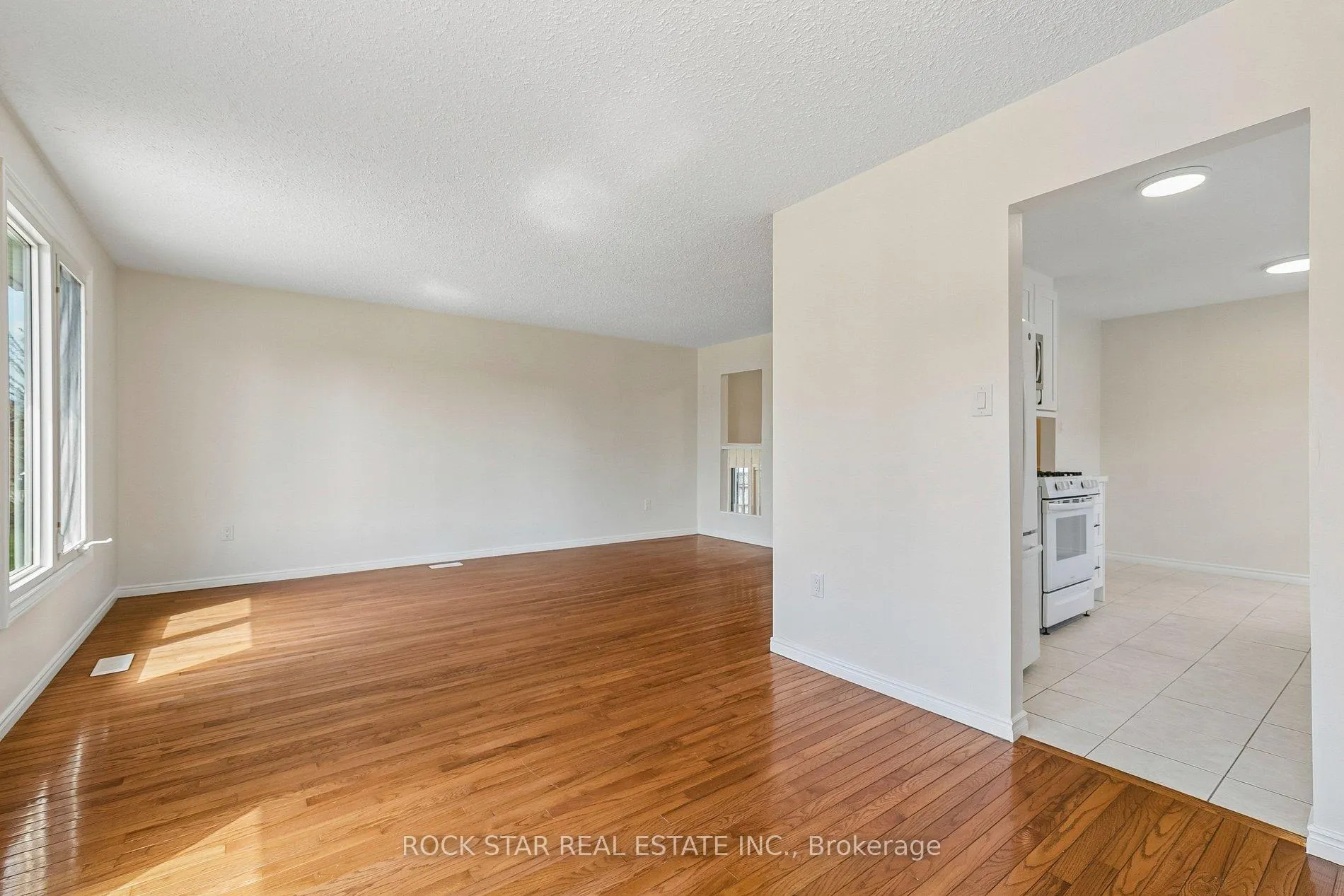 Photo 12 of 32 Lynwood Drive, Hamilton, Stoney Creek — HOMEH