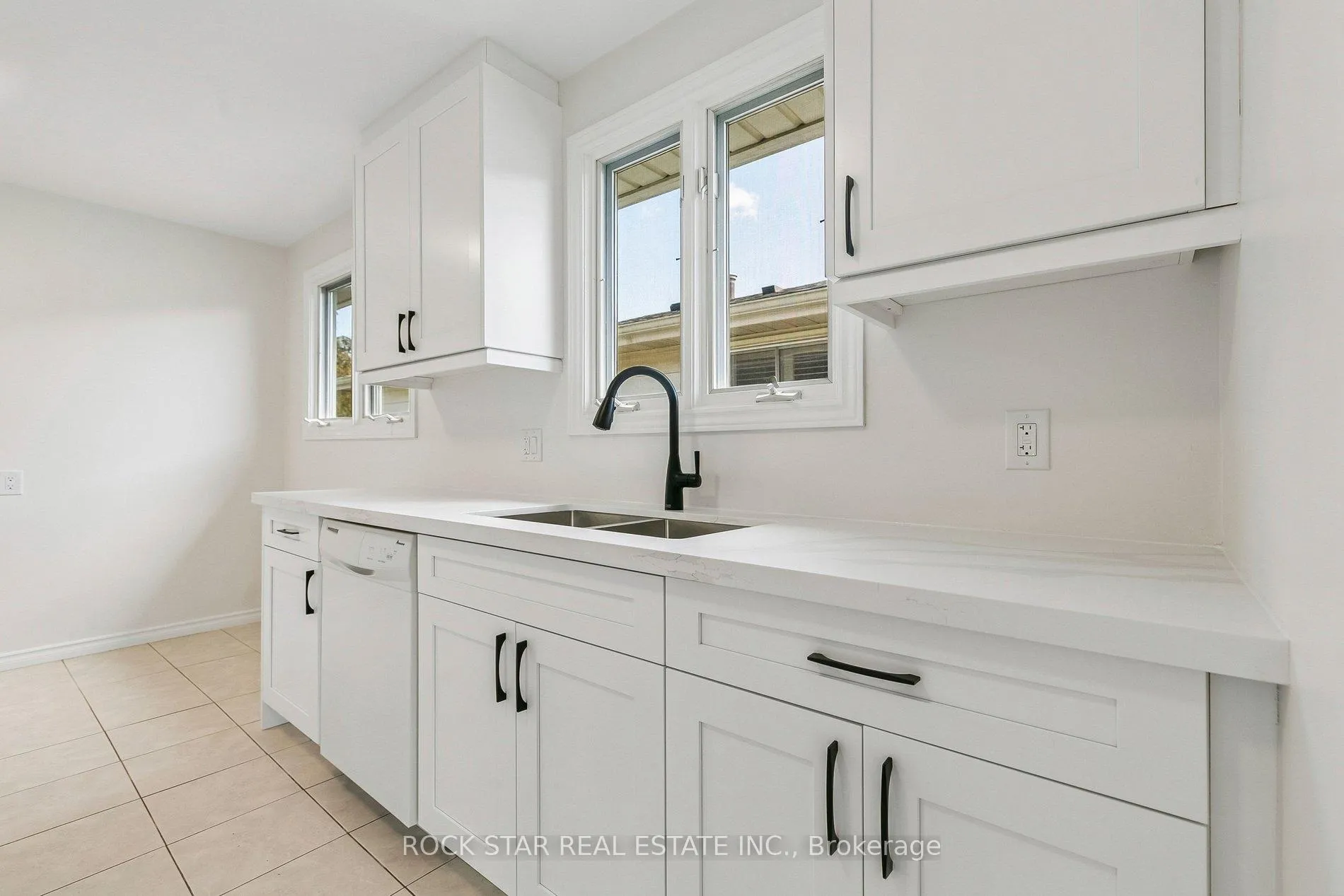 Photo 14 of 32 Lynwood Drive, Hamilton, Stoney Creek — HOMEH