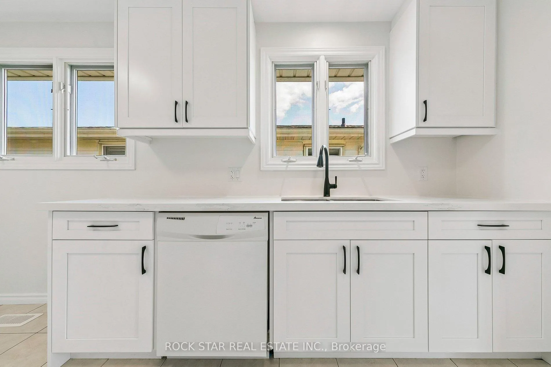 Photo 15 of 32 Lynwood Drive, Hamilton, Stoney Creek — HOMEH