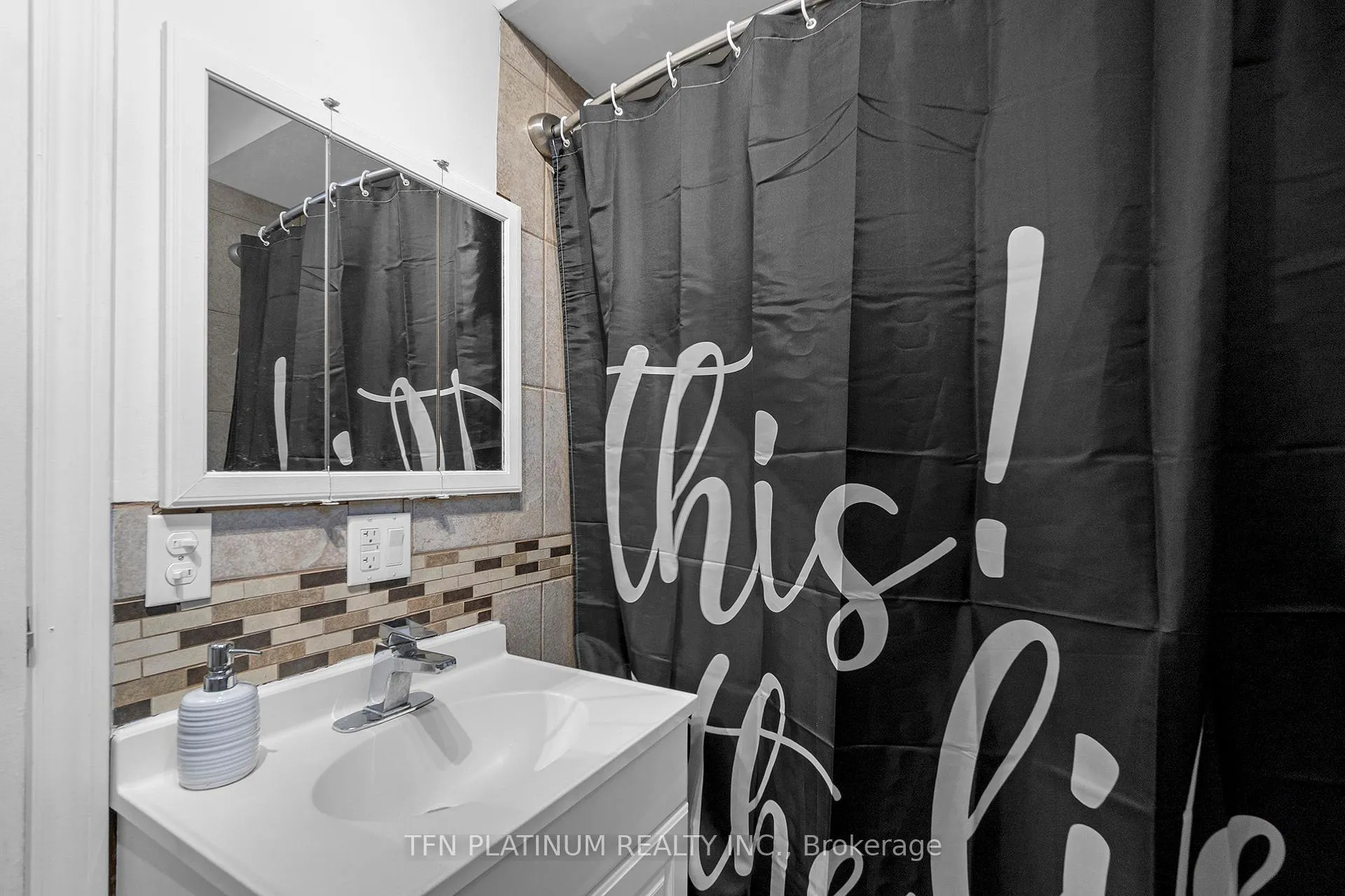 Photo 26 of 23 Rosewood Road, Hamilton, Normanhurst — HOMEH