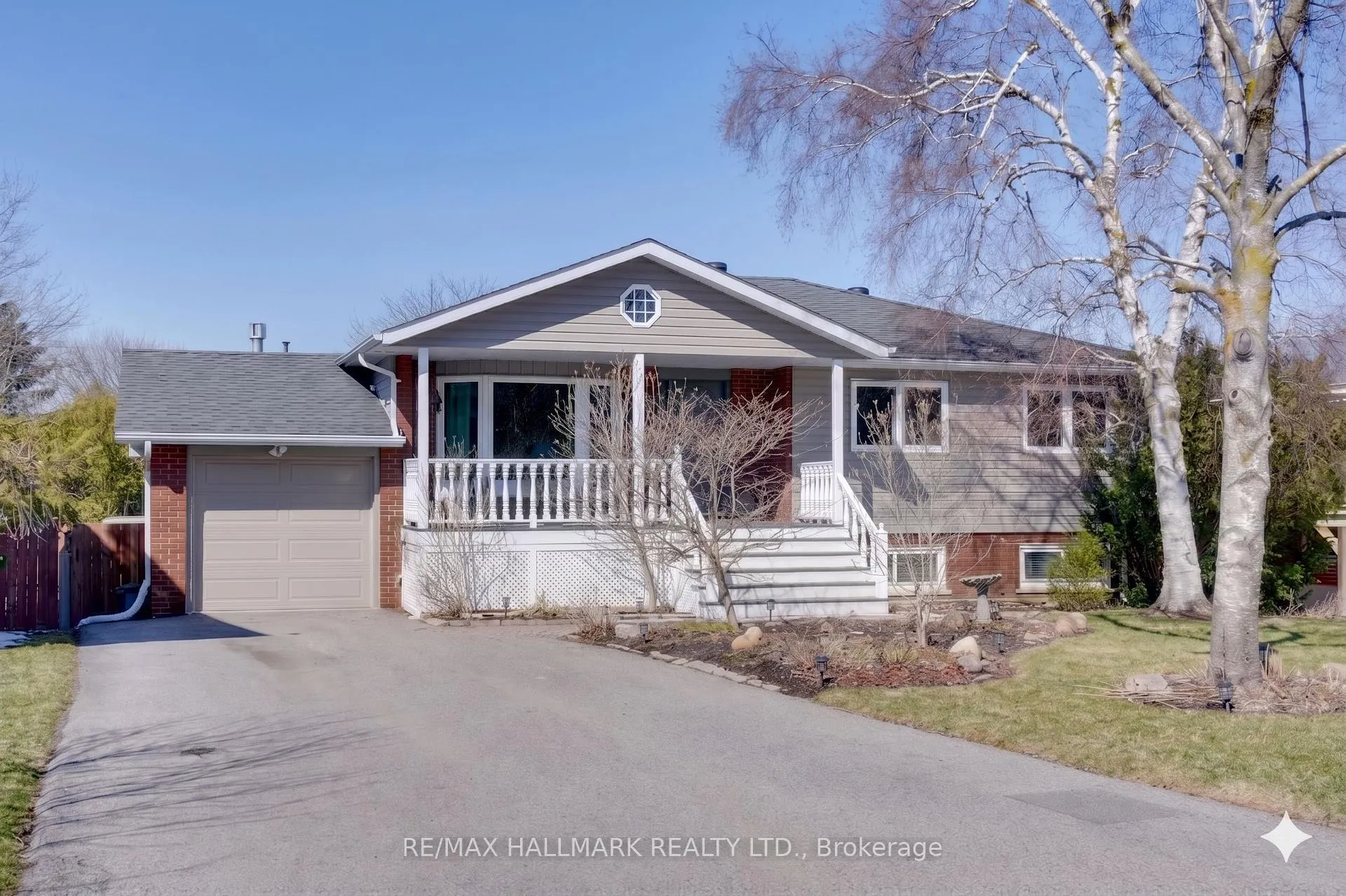 Photo 3 of 28 Jane Crescent, Barrie, Allandale Heights — HOMEH