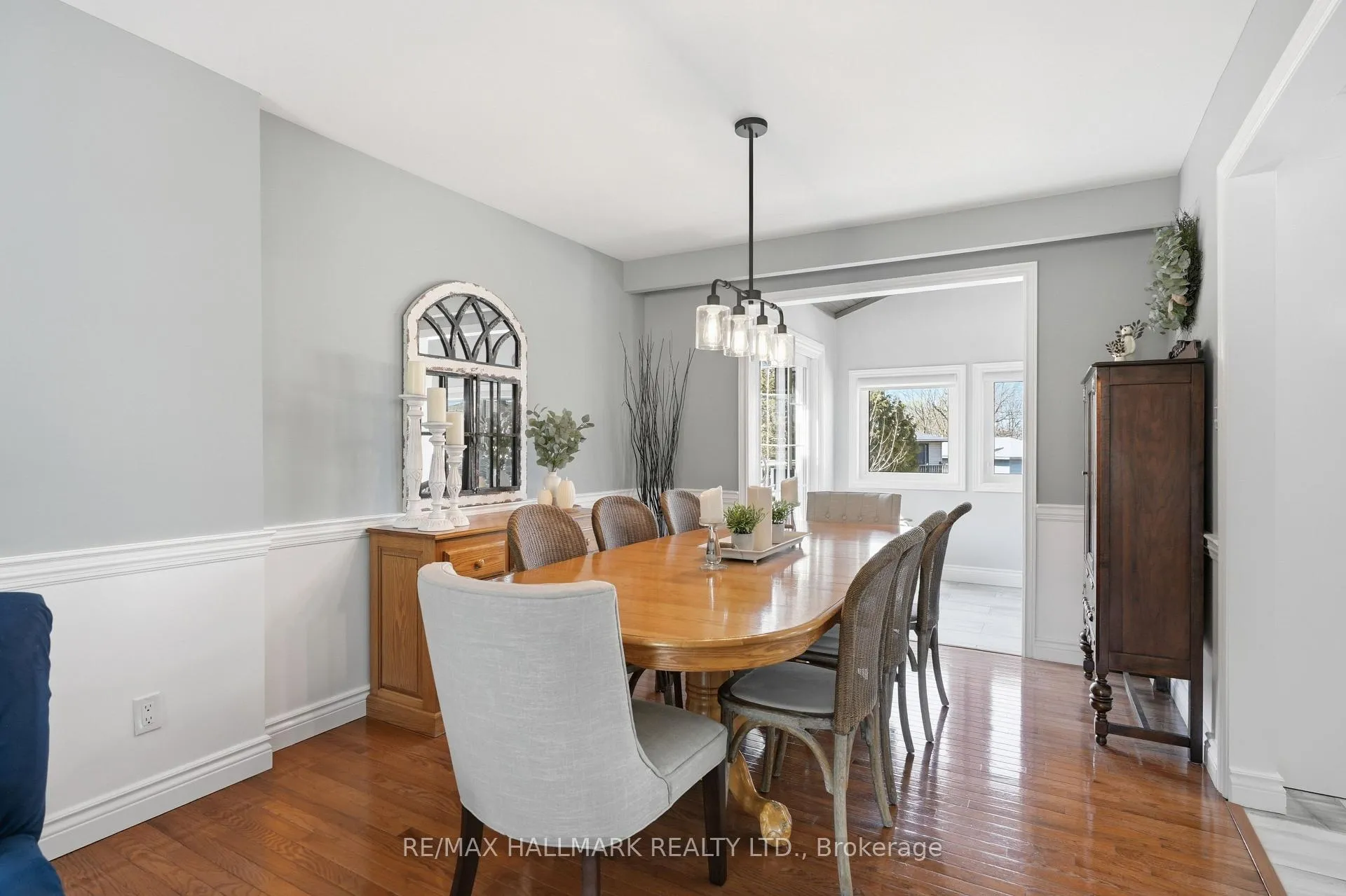 Photo 10 of 28 Jane Crescent, Barrie, Allandale Heights — HOMEH