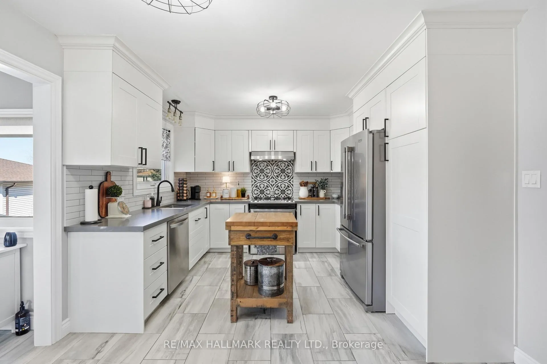 Photo 12 of 28 Jane Crescent, Barrie, Allandale Heights — HOMEH
