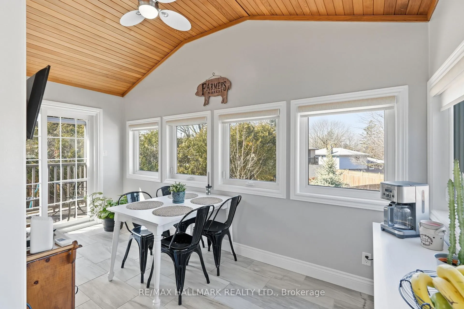 Photo 15 of 28 Jane Crescent, Barrie, Allandale Heights — HOMEH