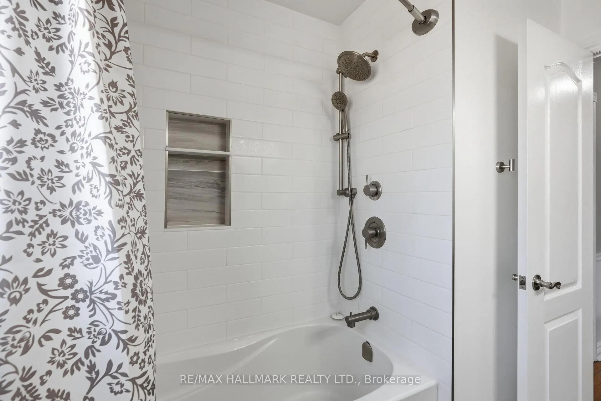 Photo 24 of 28 Jane Crescent, Barrie, Allandale Heights — HOMEH
