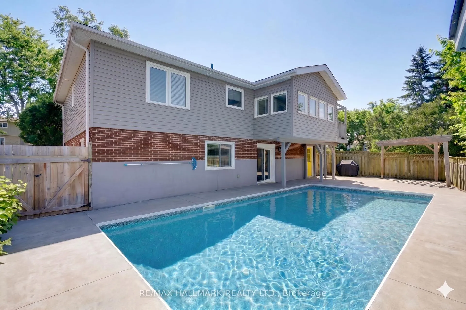 Photo 34 of 28 Jane Crescent, Barrie, Allandale Heights — HOMEH