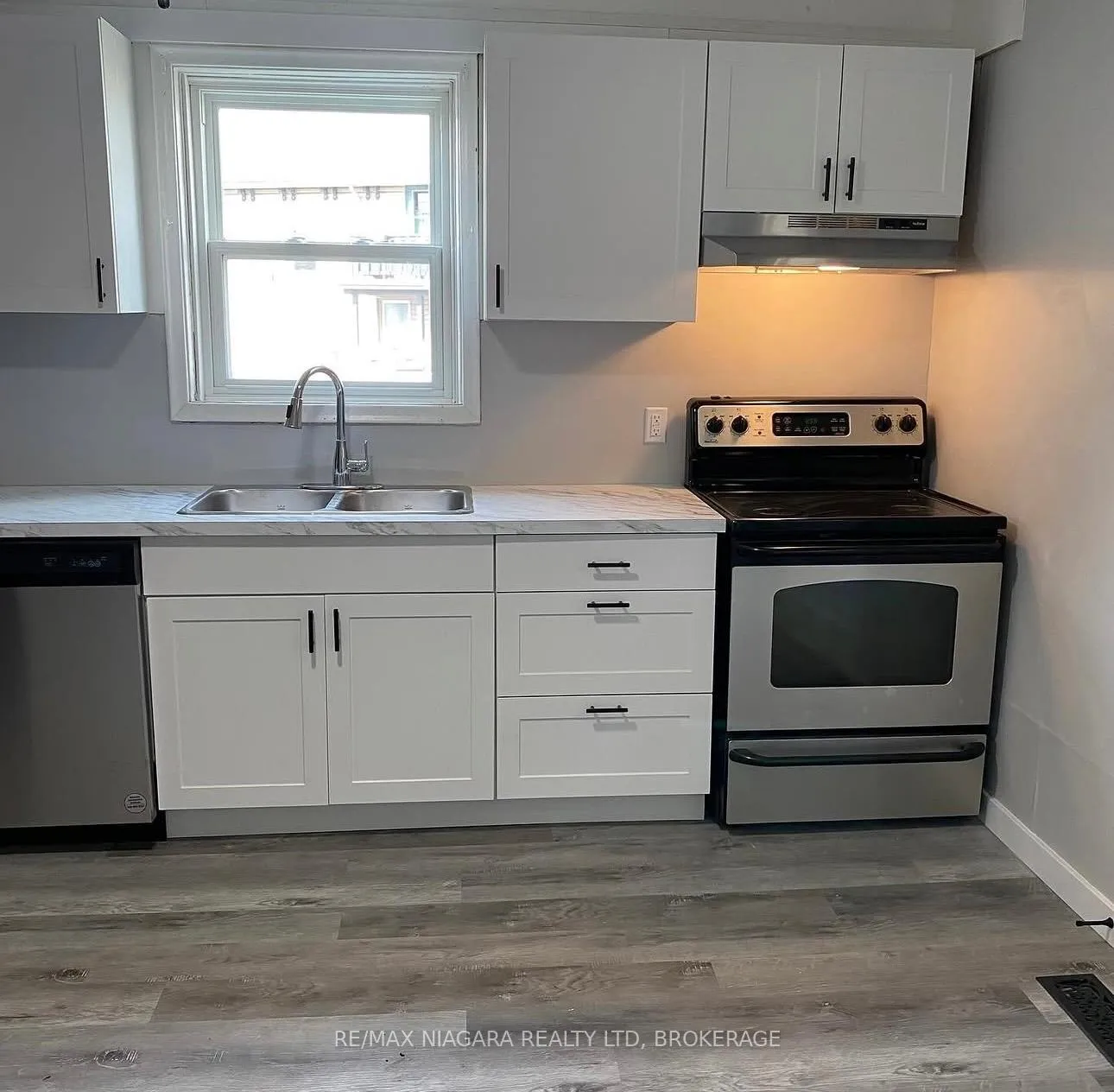 Photo 3 of 42 Niagara Street, St. Catharines, E. Chester — HOMEH