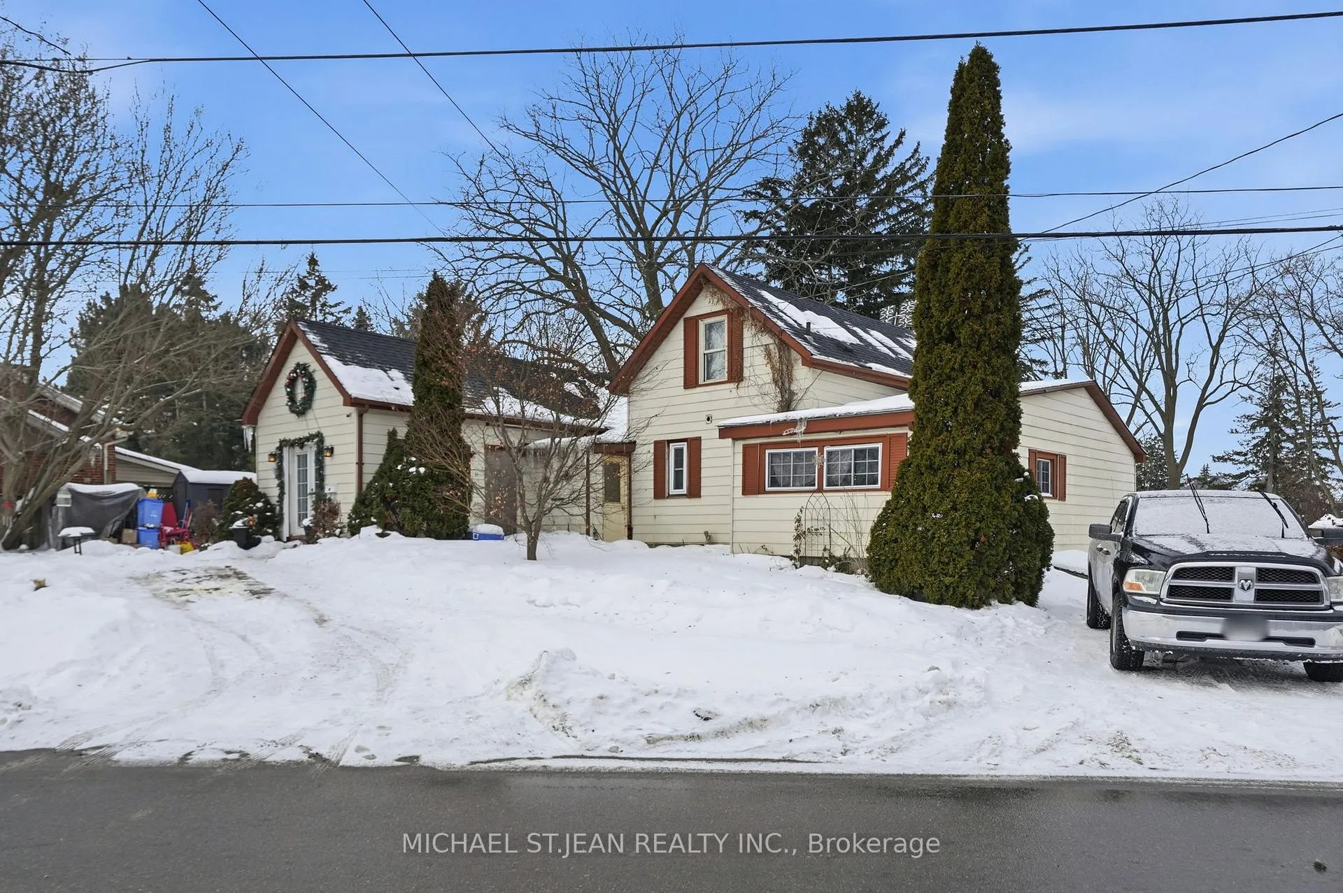 Photo 3 of 51 Mountain Avenue N, Hamilton, Stoney Creek — HOMEH