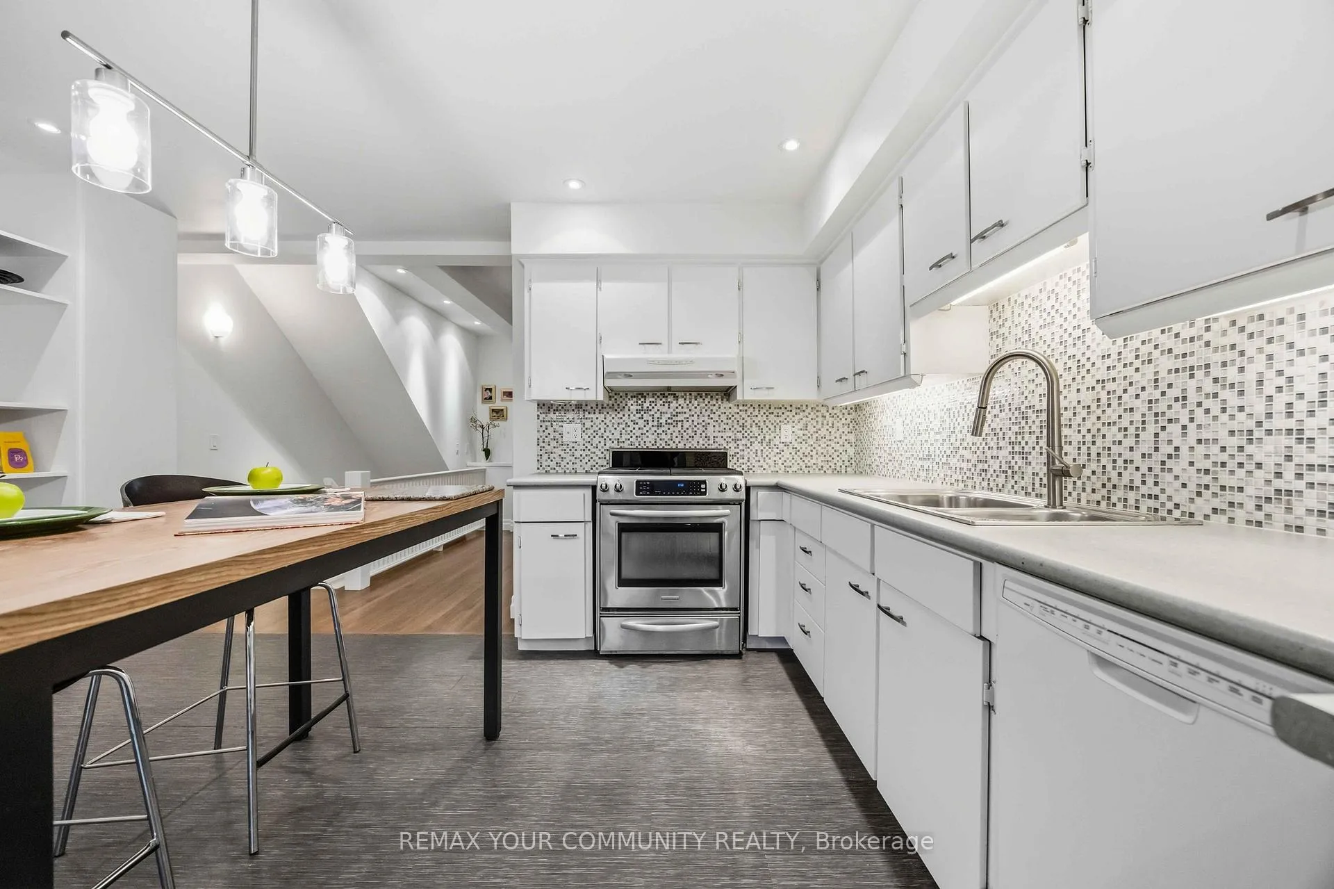 Photo 15 of 154 Riverdale Avenue, Toronto, North Riverdale — HOMEH