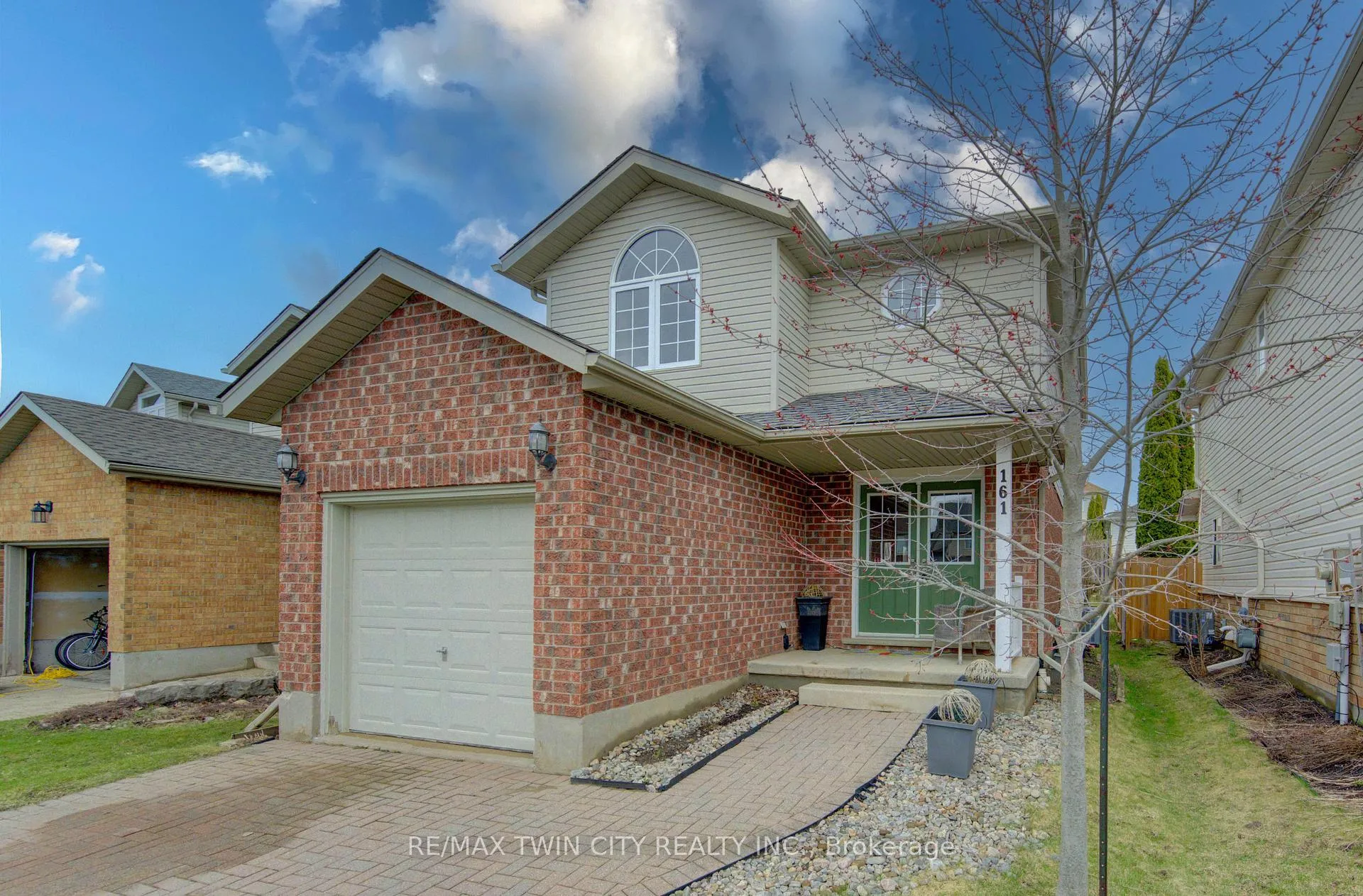 Photo 3 of 161 Windflower Drive S, Kitchener — HOMEH