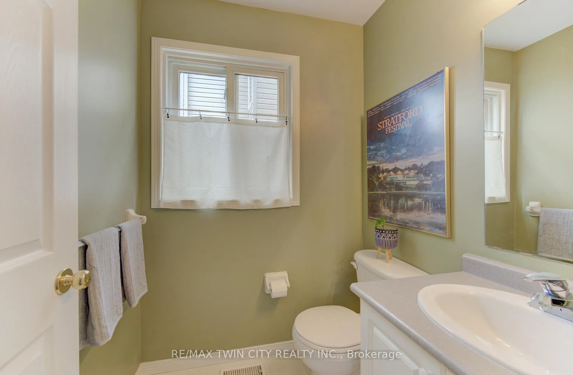 Photo 6 of 161 Windflower Drive S, Kitchener — HOMEH