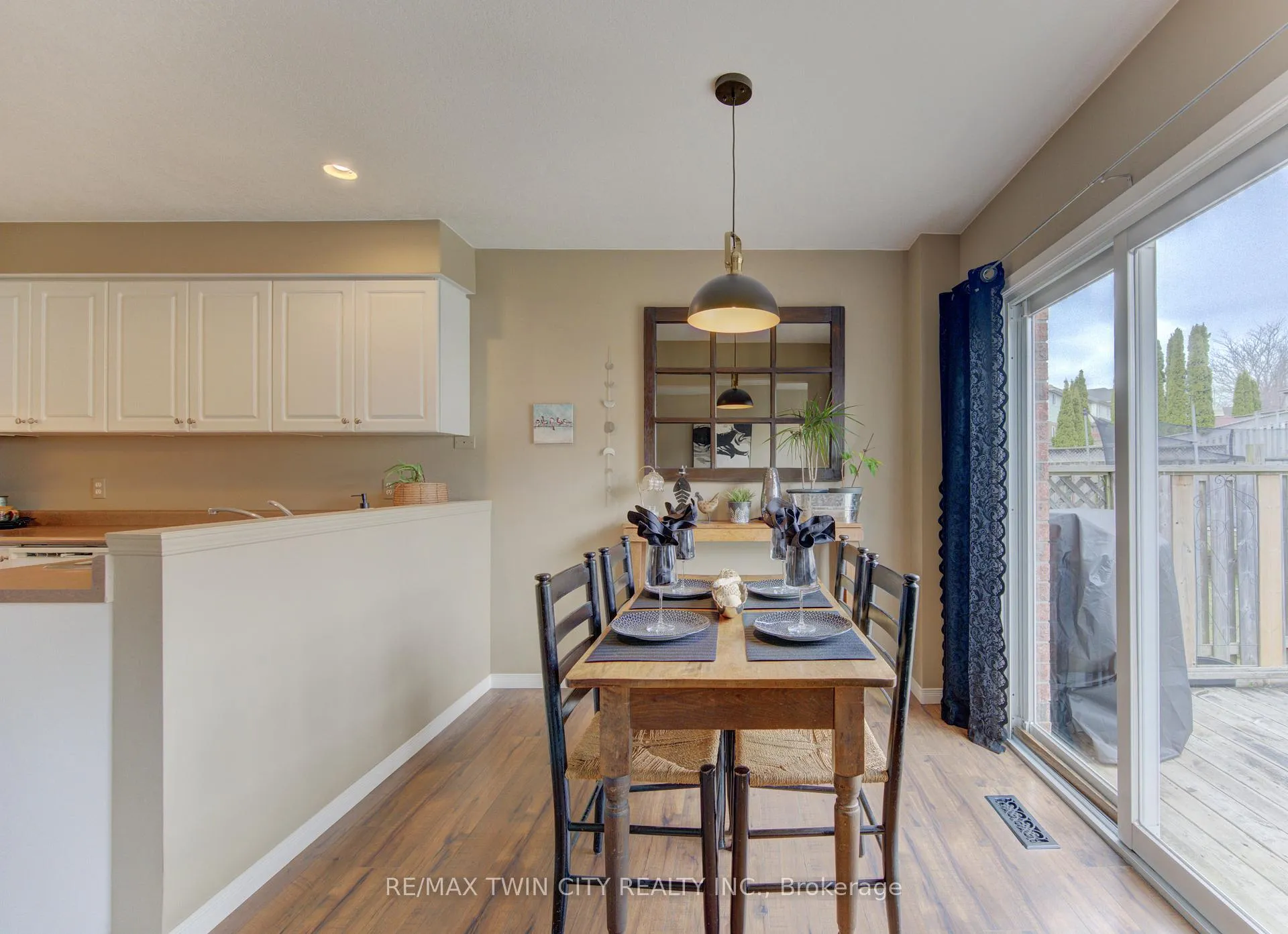 Photo 10 of 161 Windflower Drive S, Kitchener — HOMEH
