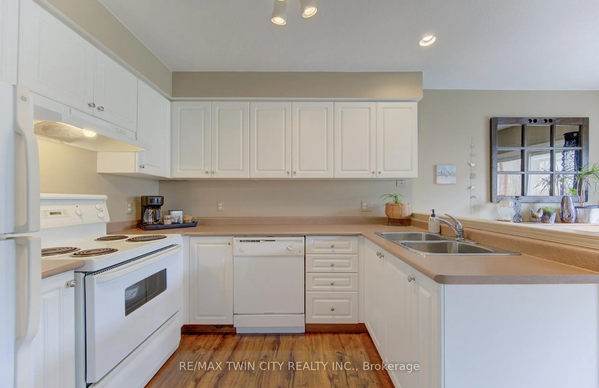 Photo 13 of 161 Windflower Drive S, Kitchener — HOMEH