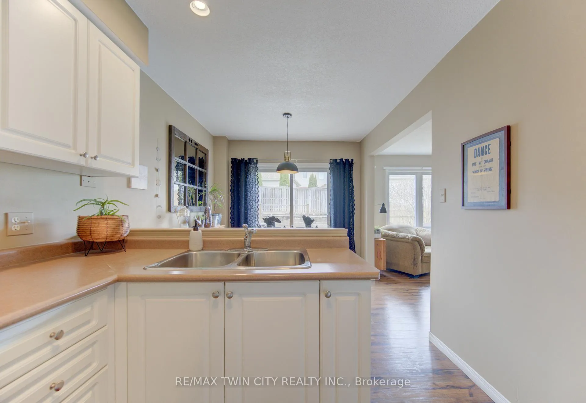 Photo 14 of 161 Windflower Drive S, Kitchener — HOMEH