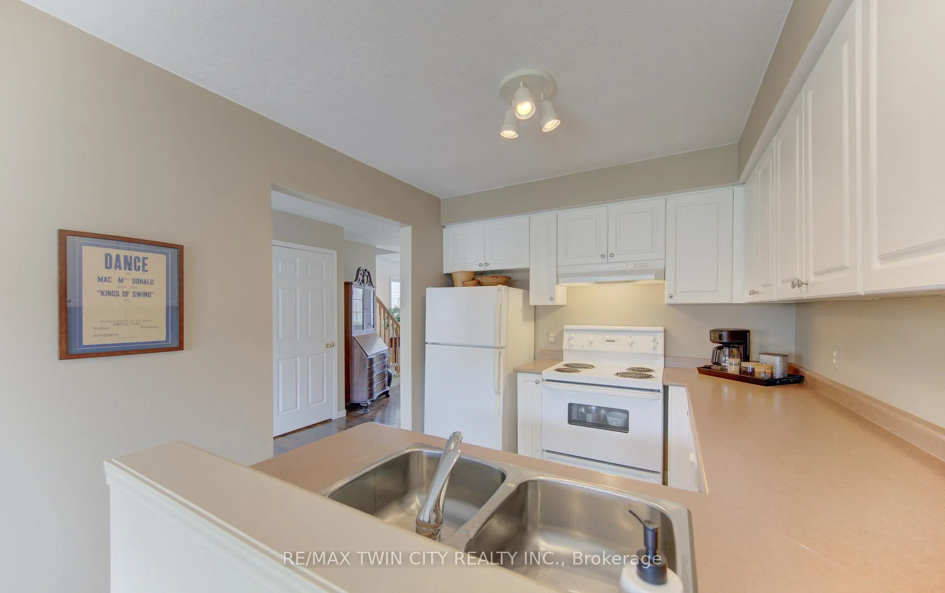 Photo 15 of 161 Windflower Drive S, Kitchener — HOMEH