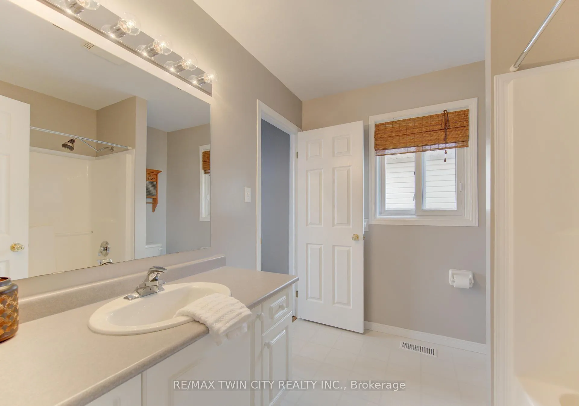 Photo 21 of 161 Windflower Drive S, Kitchener — HOMEH
