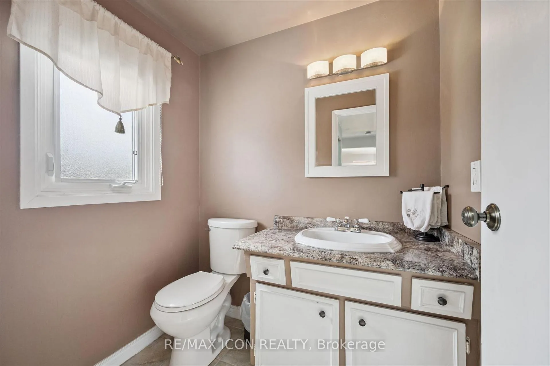 Photo 12 of 128 Westheights Drive, Kitchener — HOMEH