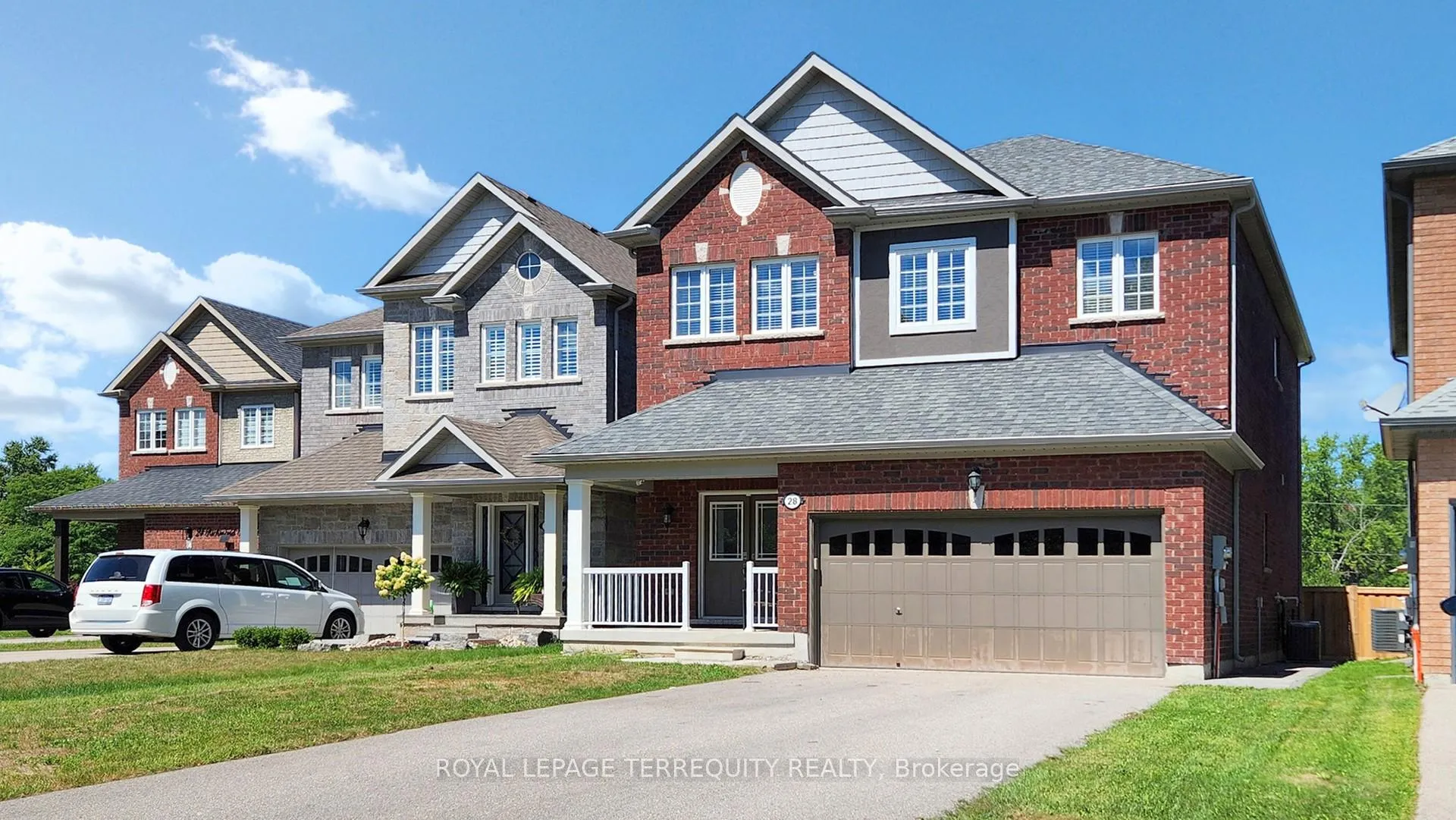 Photo 3 of 28 Richmond Park Drive, Georgina, Keswick North — HOMEH