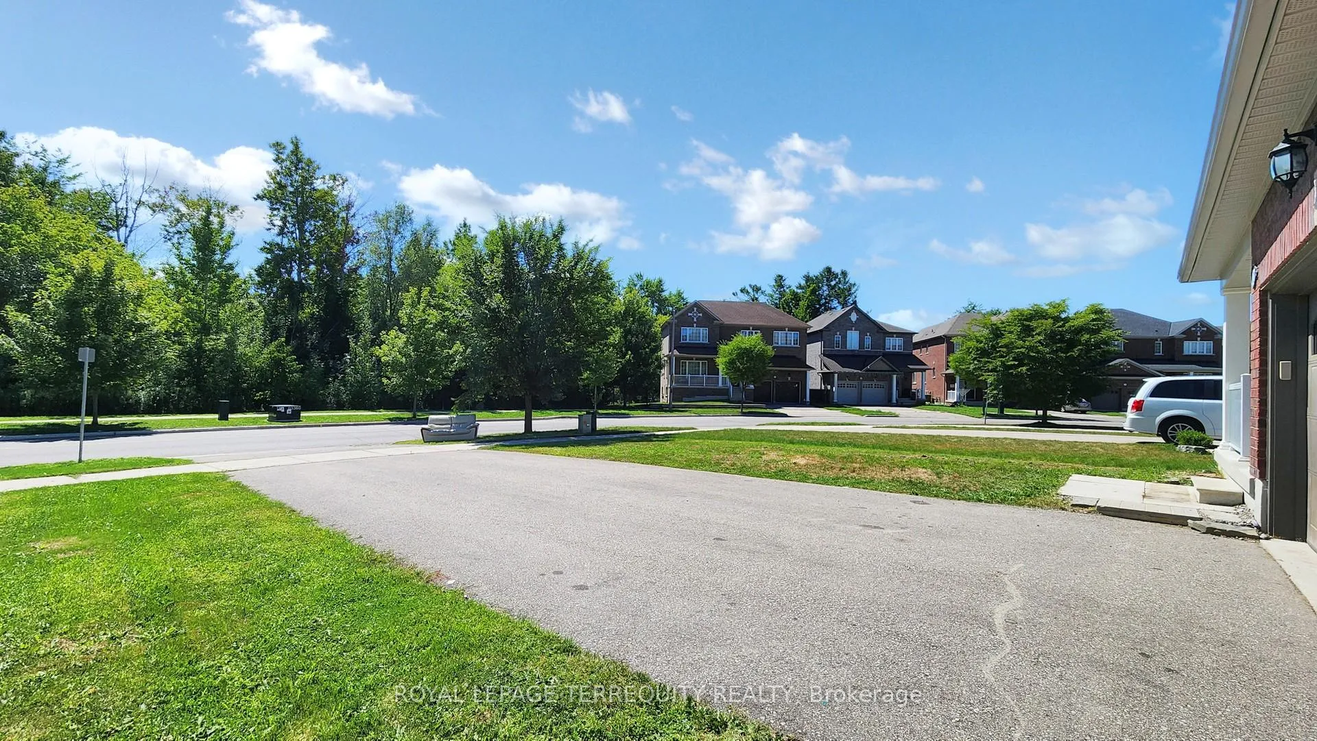 Photo 4 of 28 Richmond Park Drive, Georgina, Keswick North — HOMEH