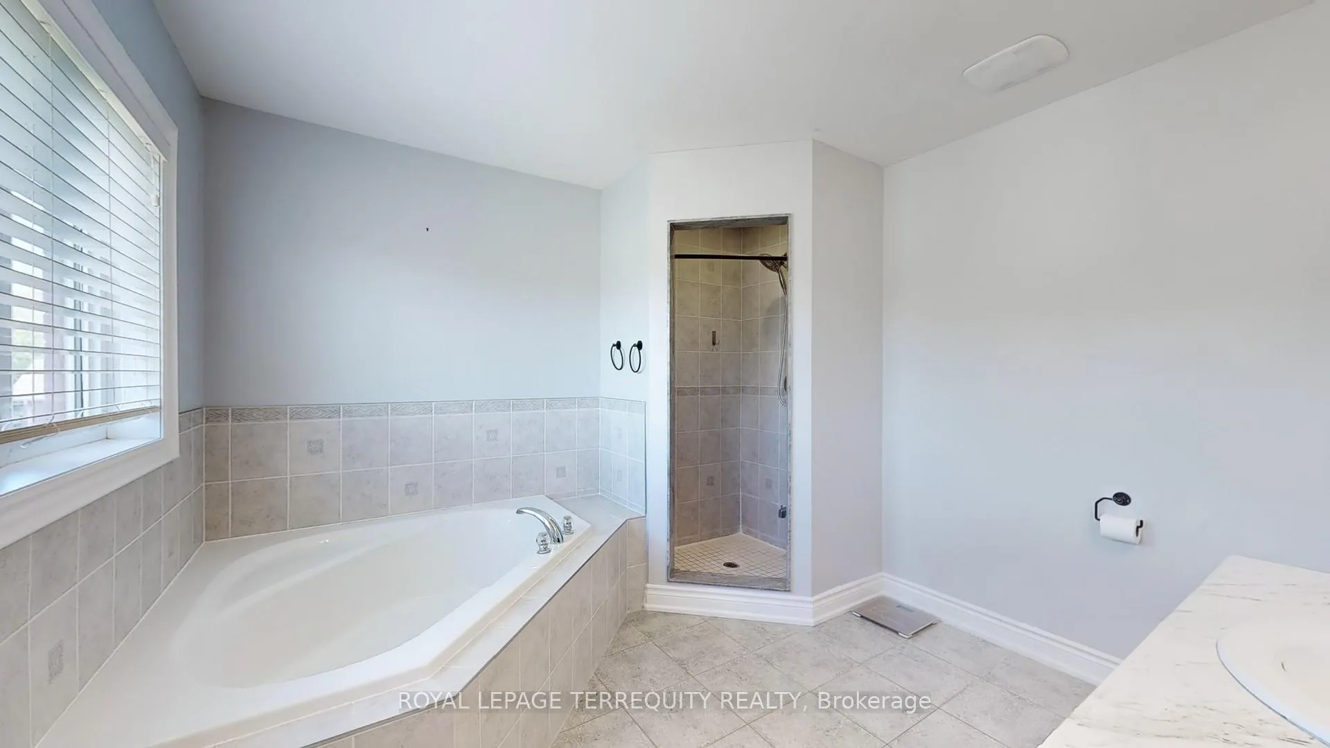 Photo 32 of 28 Richmond Park Drive, Georgina, Keswick North — HOMEH
