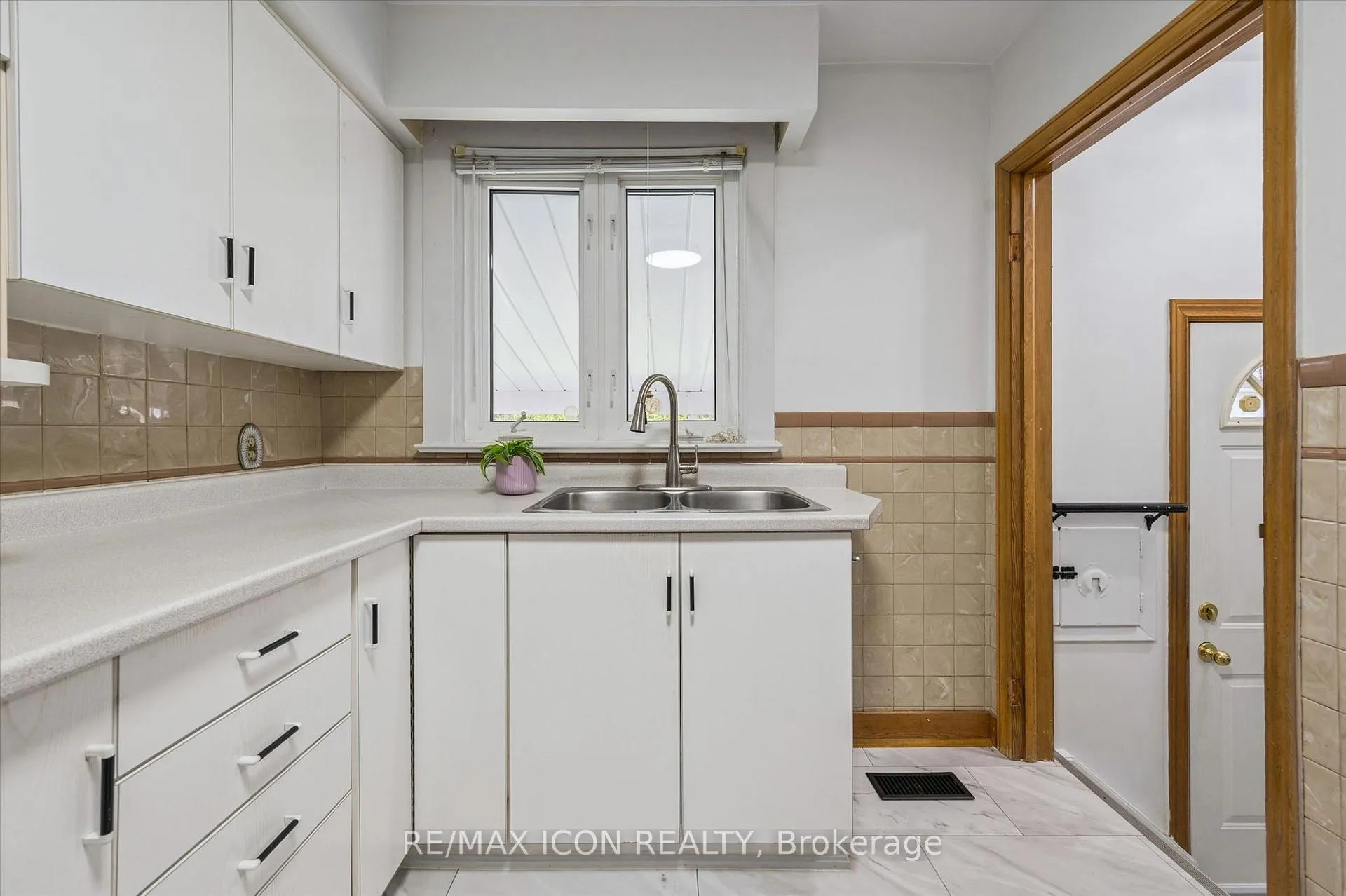 Photo 16 of 543 Philip Crescent, Waterloo — HOMEH
