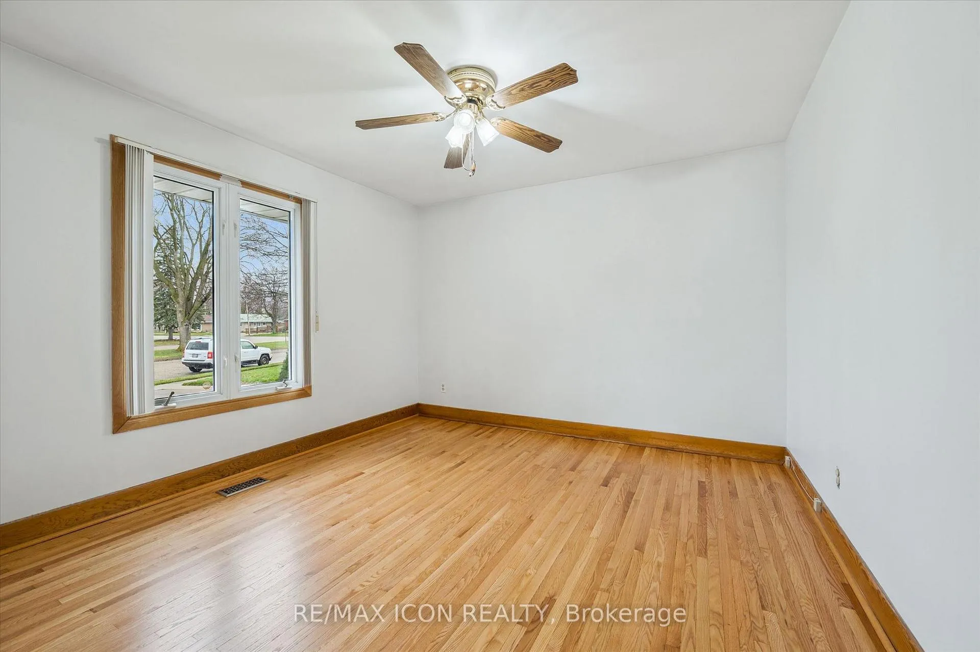 Photo 17 of 543 Philip Crescent, Waterloo — HOMEH