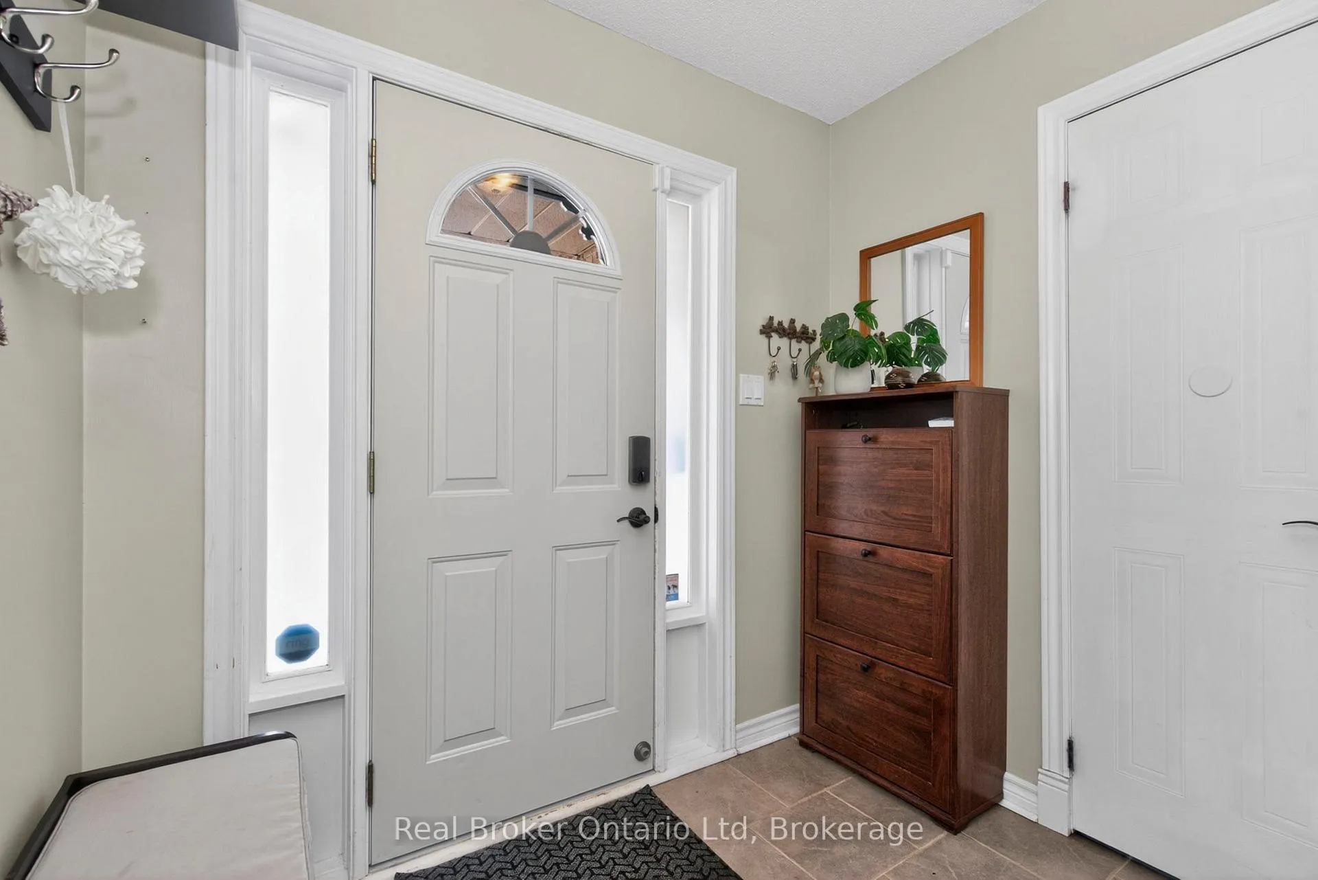 Photo 2 of 1060 Dina Crescent, Midland — HOMEH