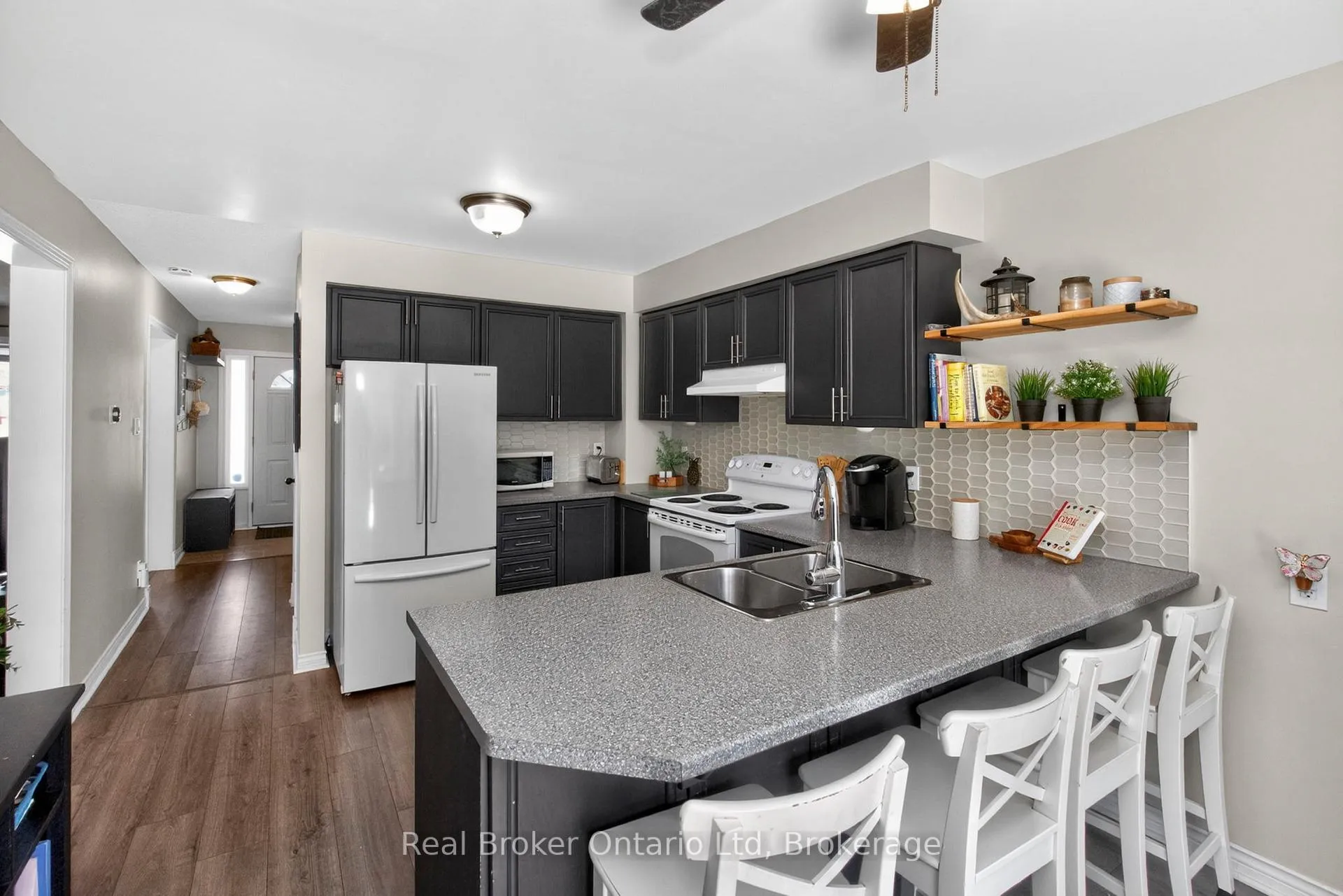 Photo 3 of 1060 Dina Crescent, Midland — HOMEH