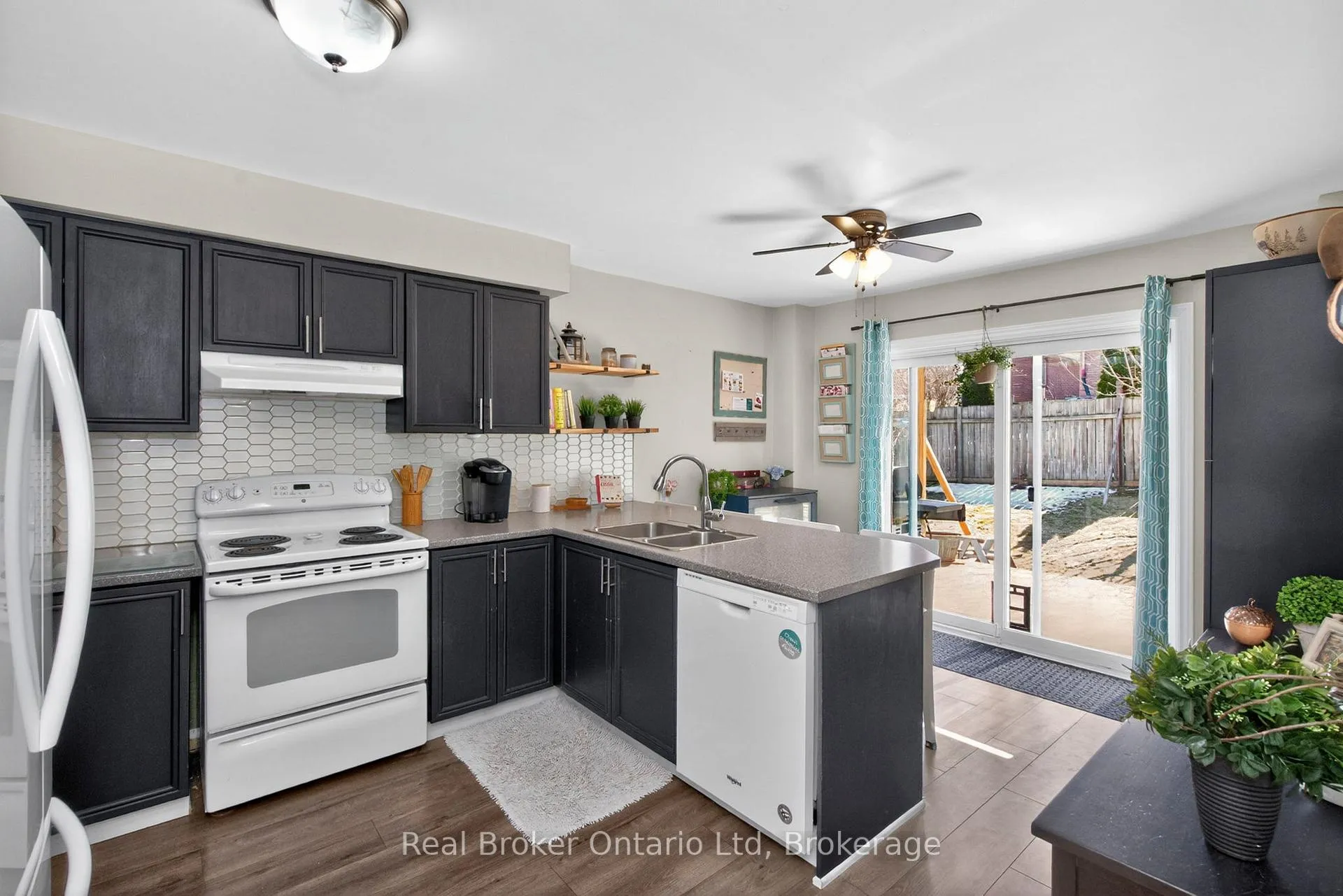 Photo 4 of 1060 Dina Crescent, Midland — HOMEH