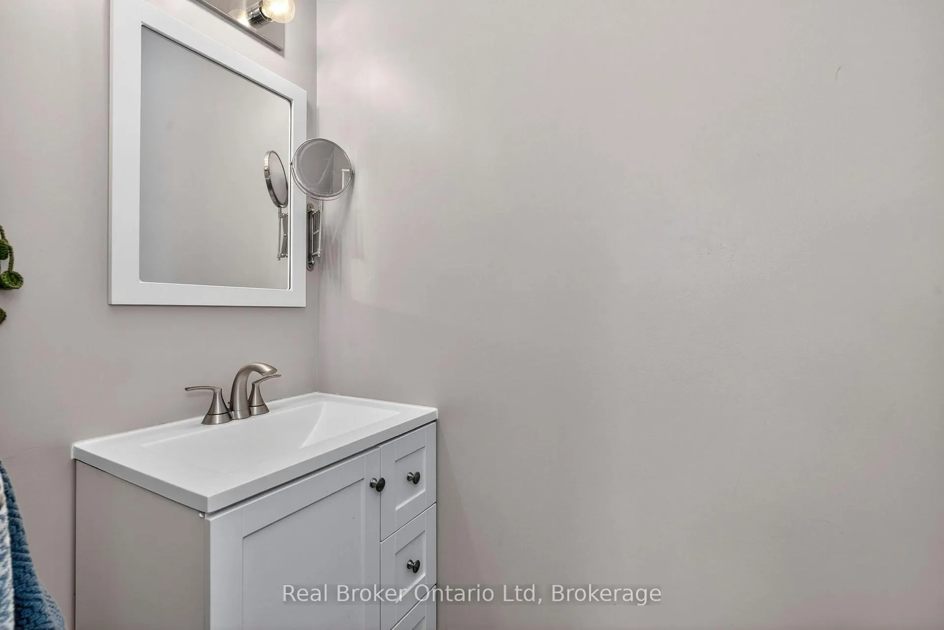 Photo 13 of 1060 Dina Crescent, Midland — HOMEH