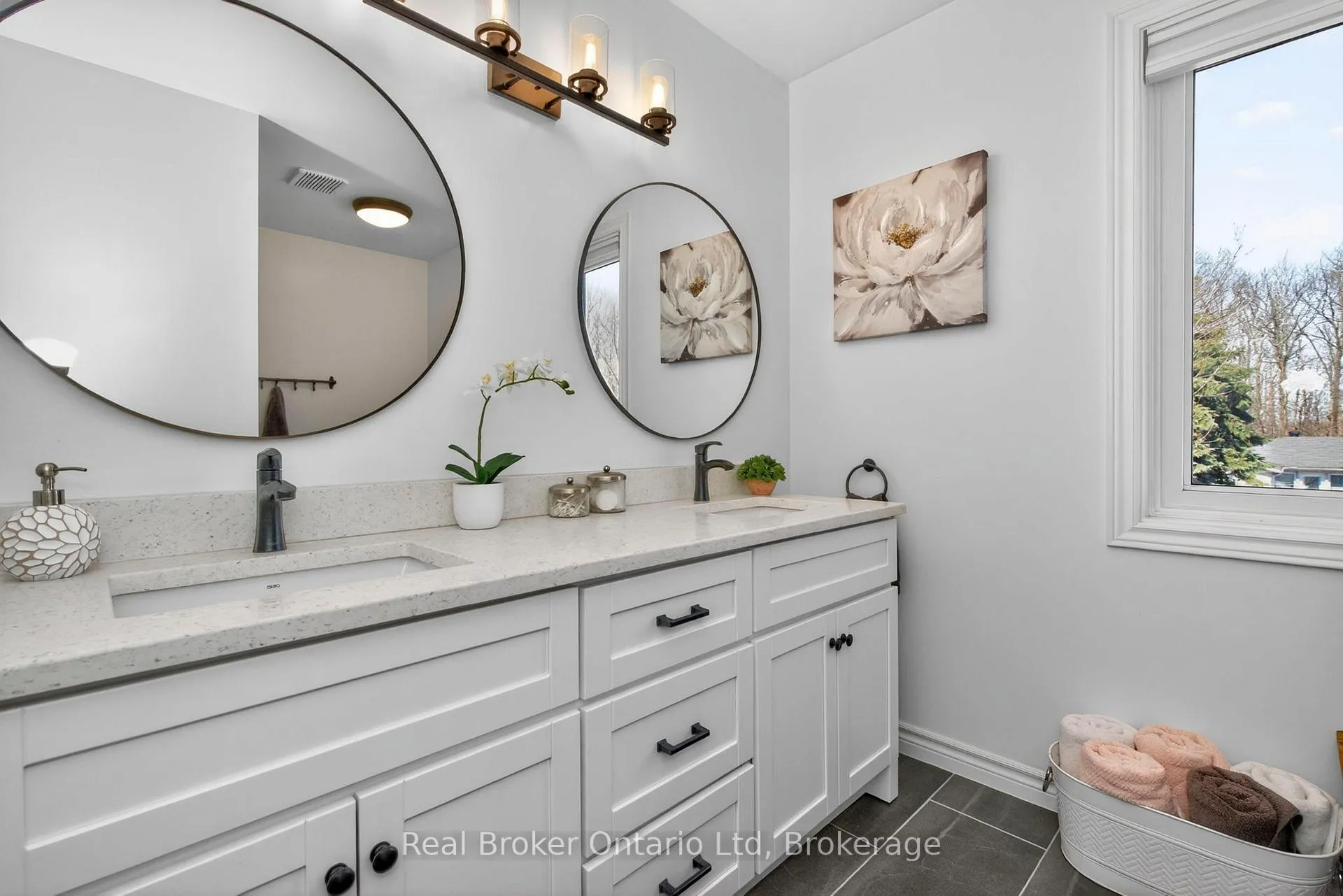 Photo 16 of 1060 Dina Crescent, Midland — HOMEH