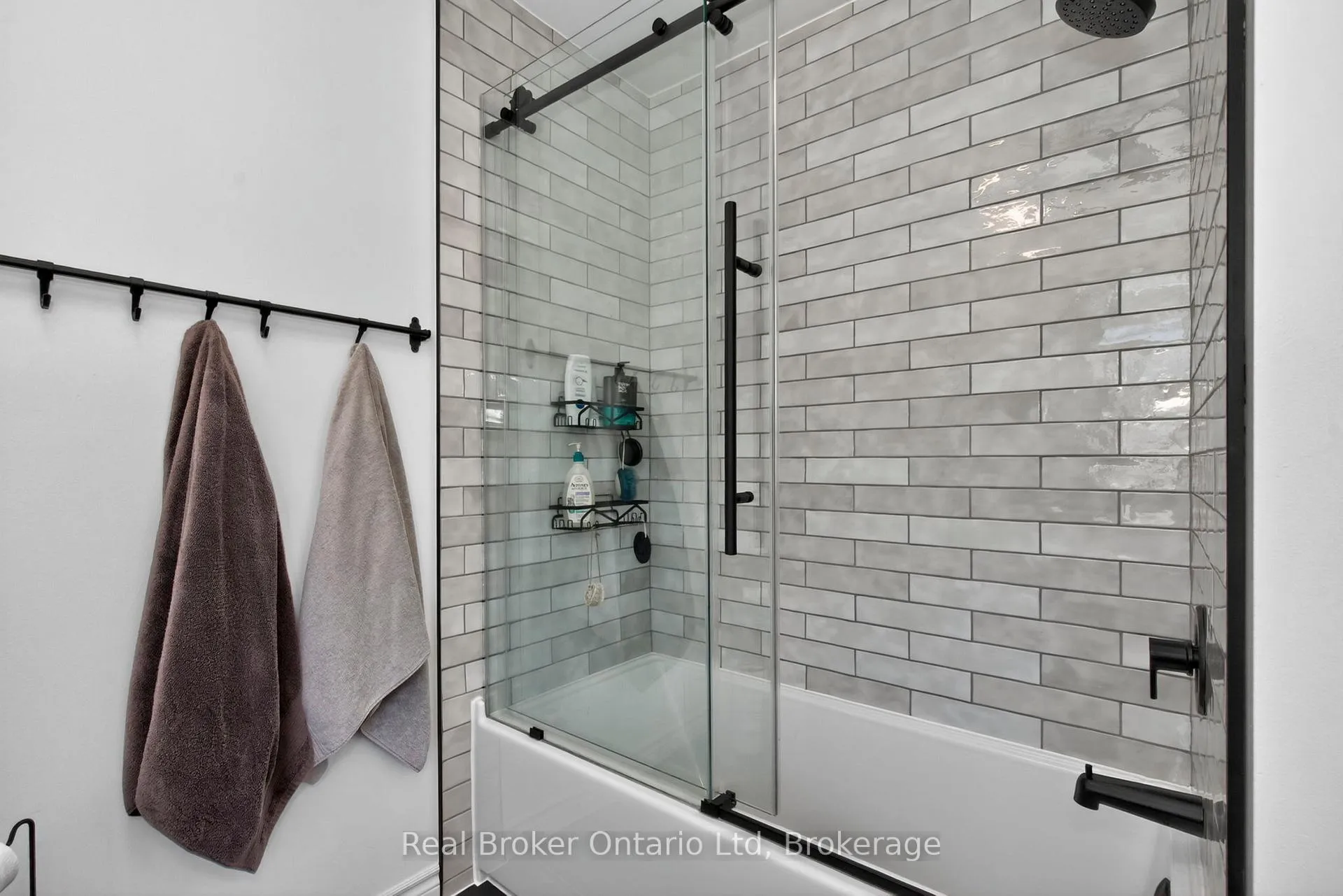 Photo 17 of 1060 Dina Crescent, Midland — HOMEH