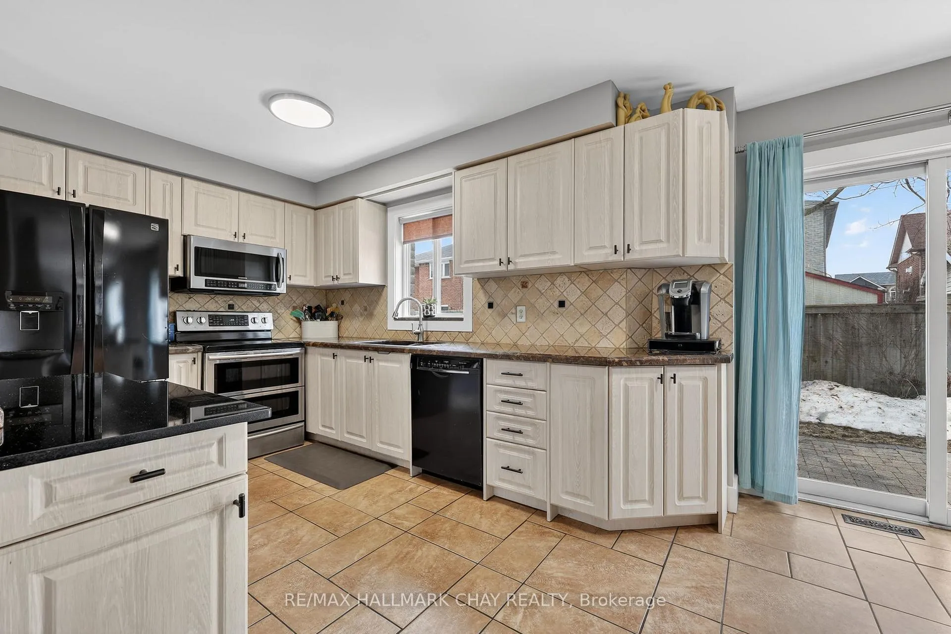 Photo 8 of 44 Sherwood Court, Barrie, Northwest — HOMEH