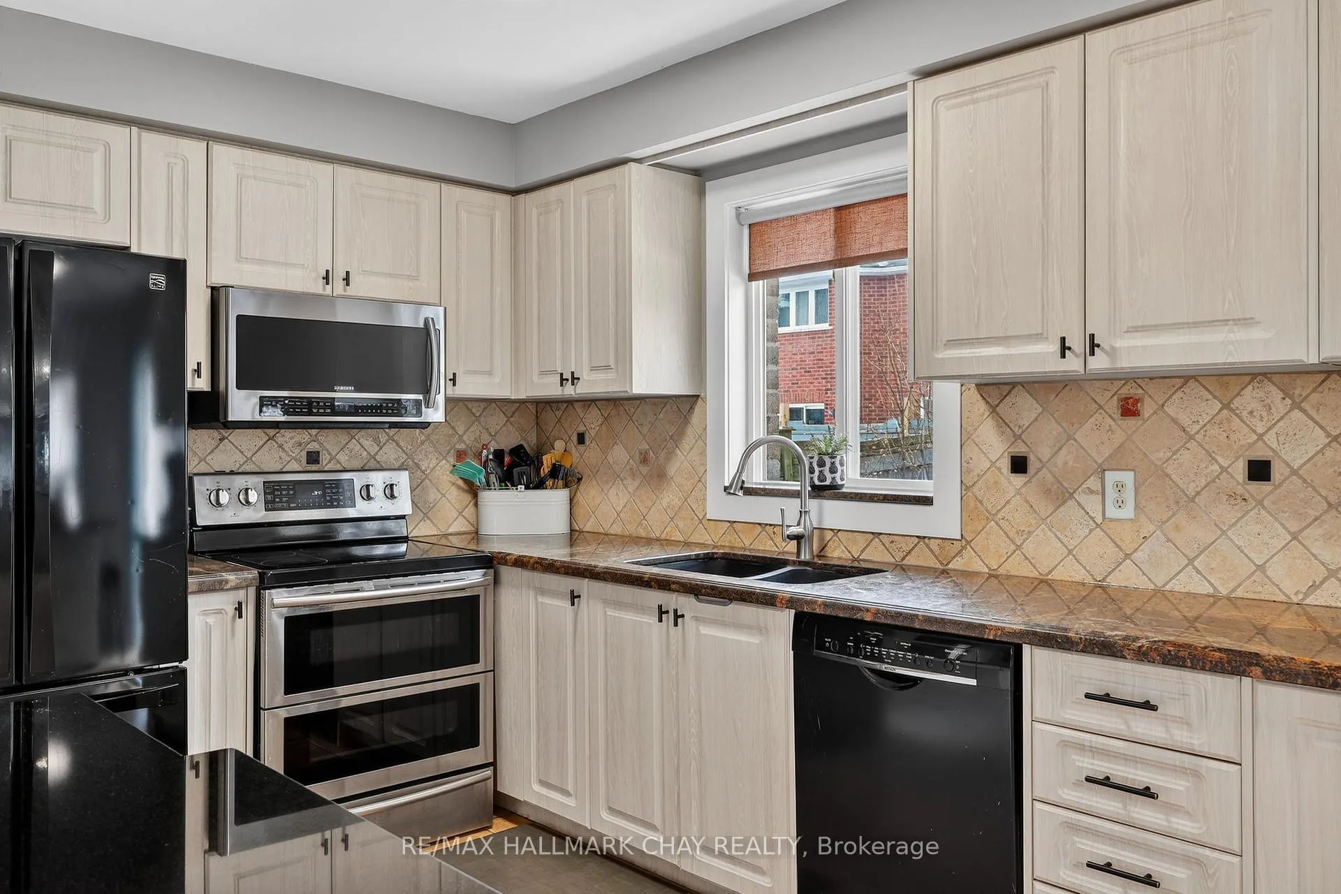 Photo 11 of 44 Sherwood Court, Barrie, Northwest — HOMEH