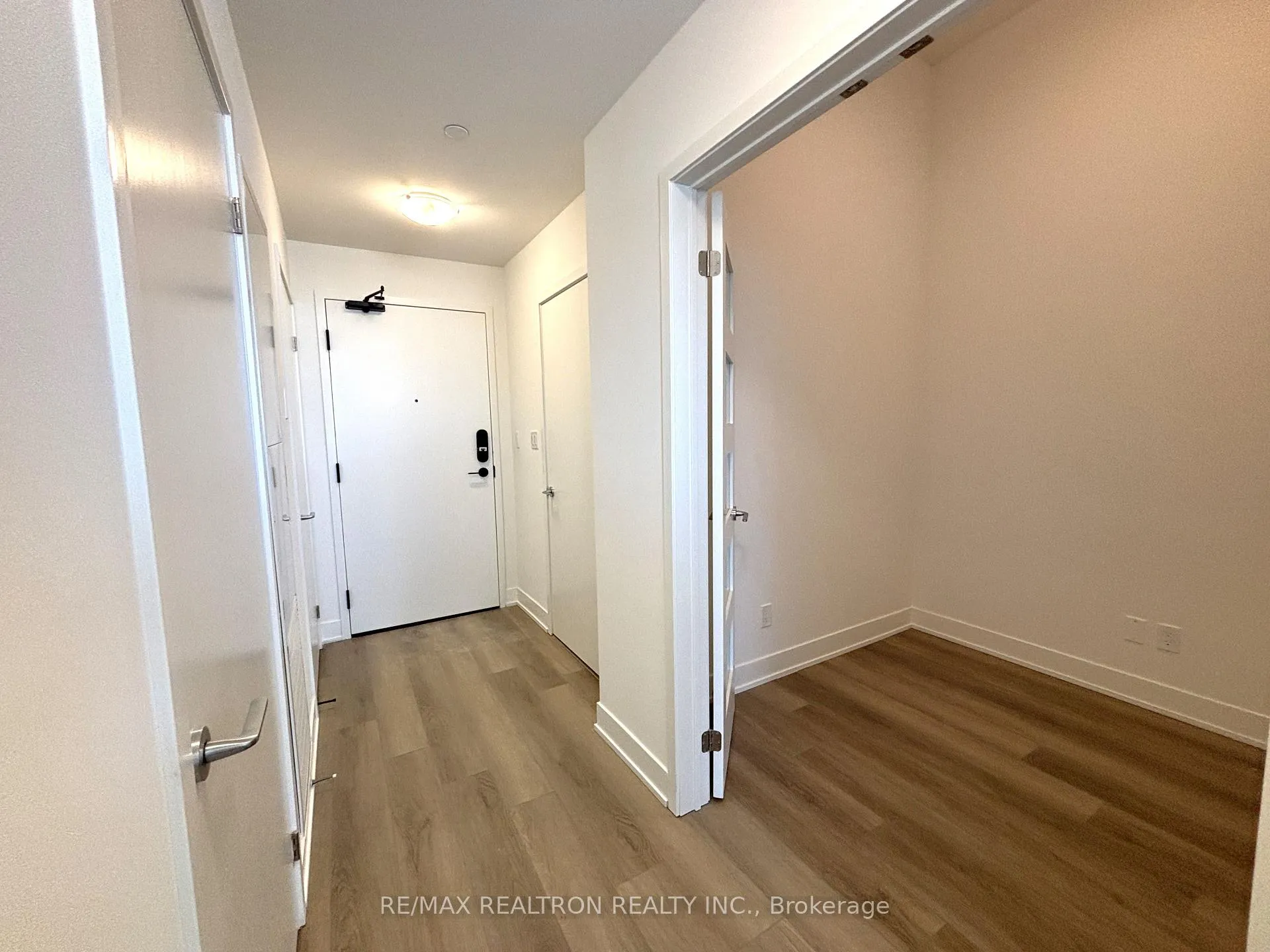 Photo 3 of Unit 802, 38 Andre de Grasse Street, Markham, Unionville — HOMEH