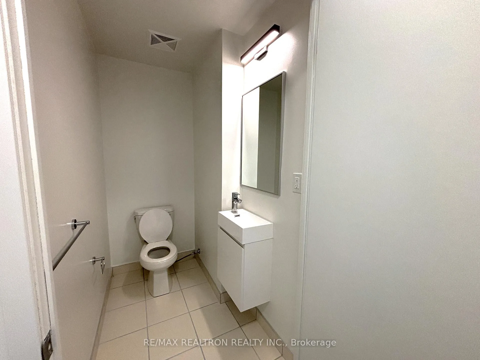 Photo 4 of Unit 802, 38 Andre de Grasse Street, Markham, Unionville — HOMEH