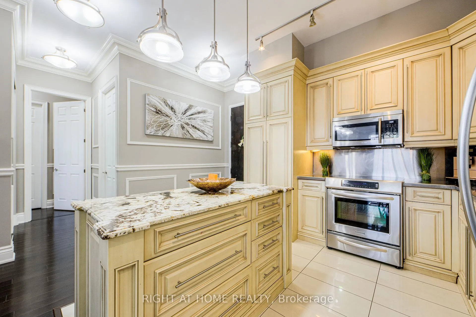 Photo 3 of Unit UPH2, 37 Galleria Parkway, Markham, Commerce Valley — HOMEH