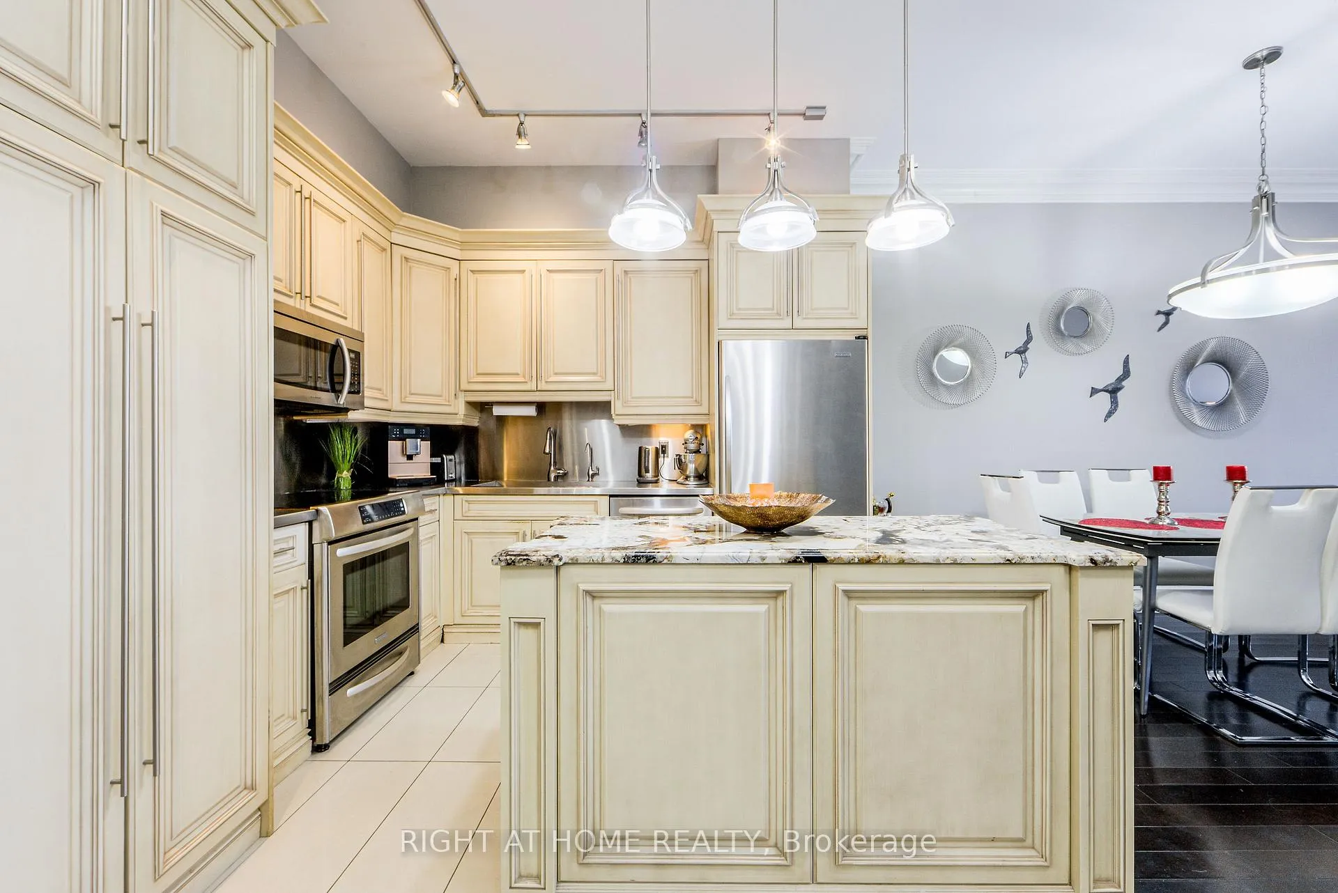 Photo 4 of Unit UPH2, 37 Galleria Parkway, Markham, Commerce Valley — HOMEH
