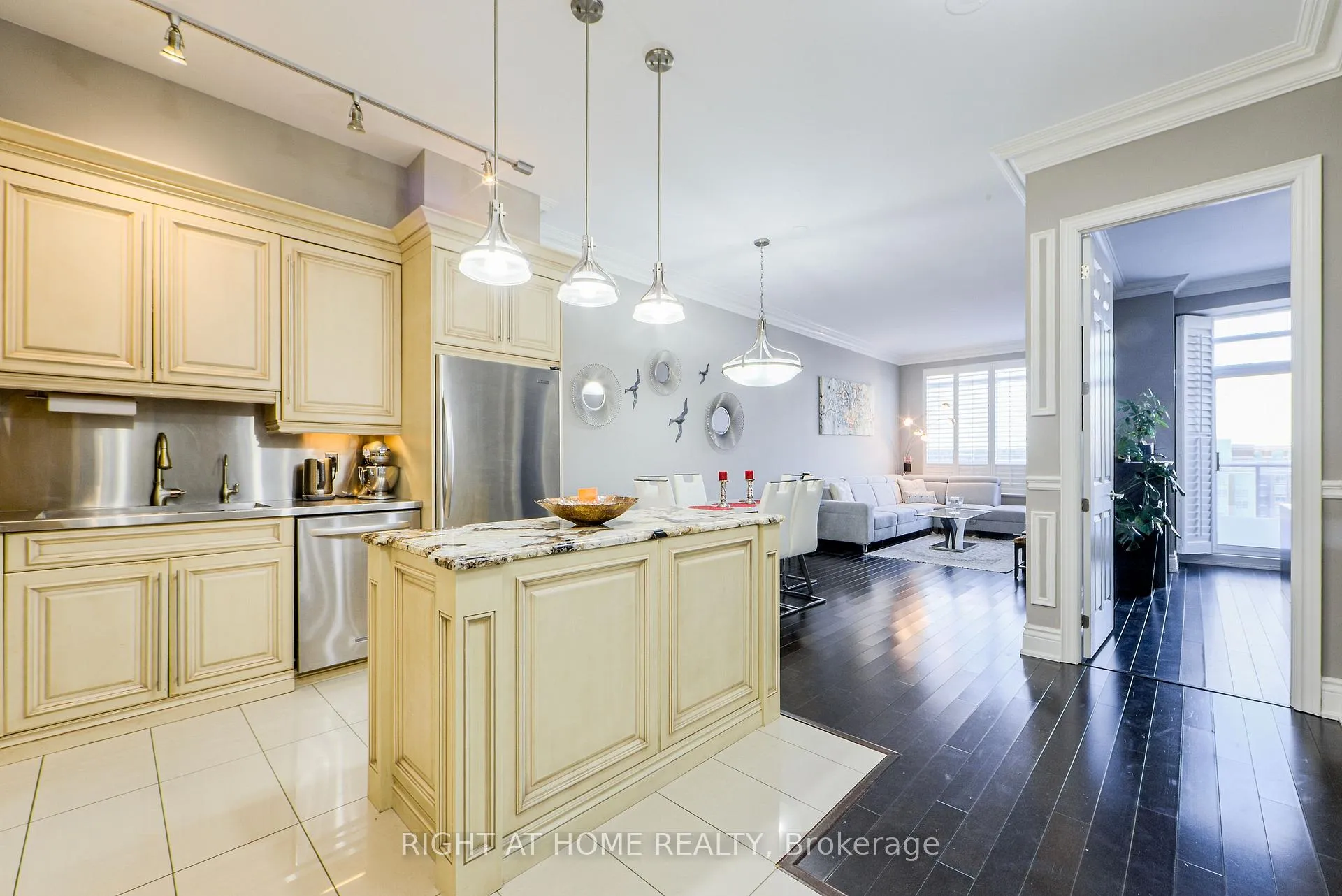 Photo 5 of Unit UPH2, 37 Galleria Parkway, Markham, Commerce Valley — HOMEH