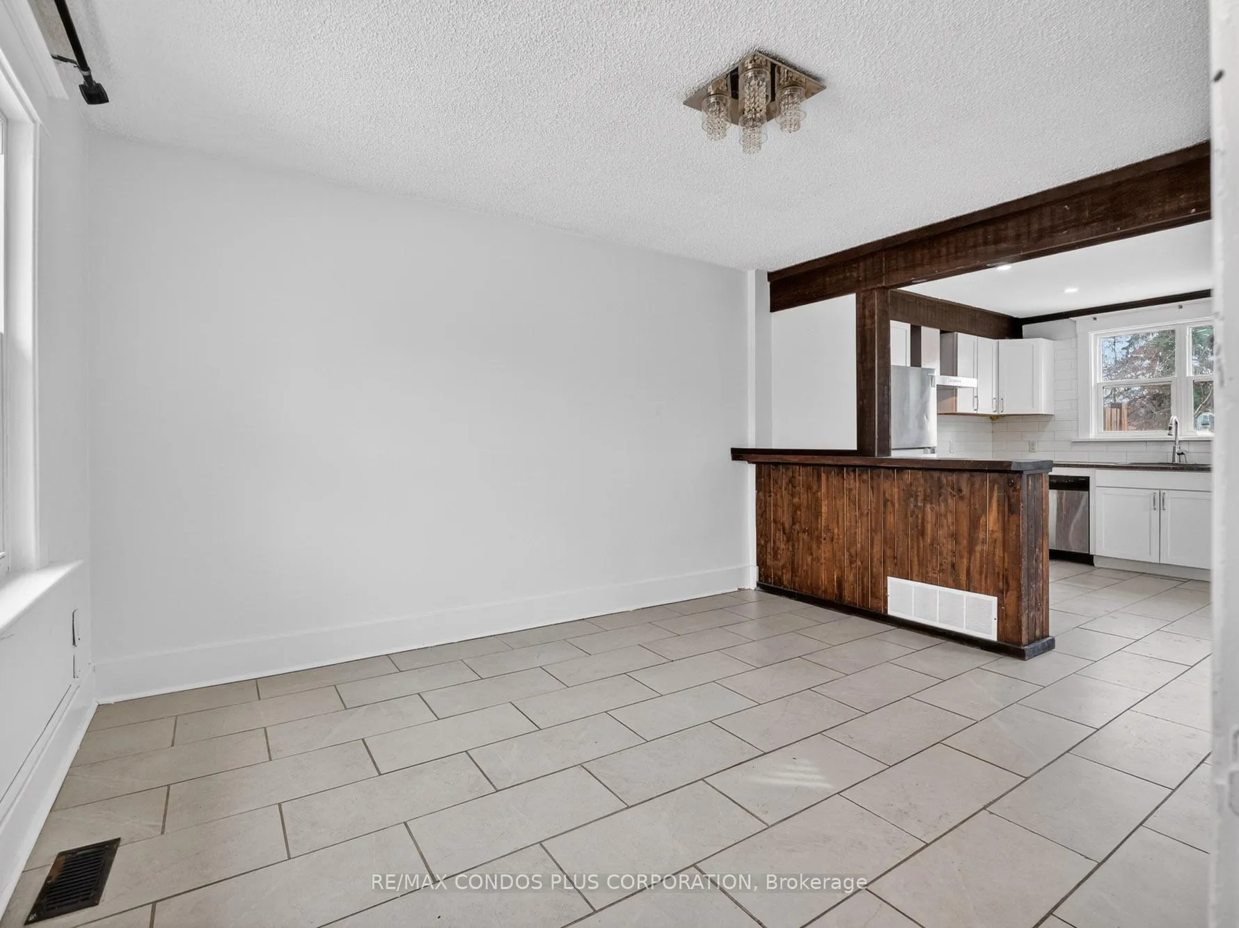 Photo 4 of 5070 Third Avenue, Niagara Falls, Cherrywood — HOMEH