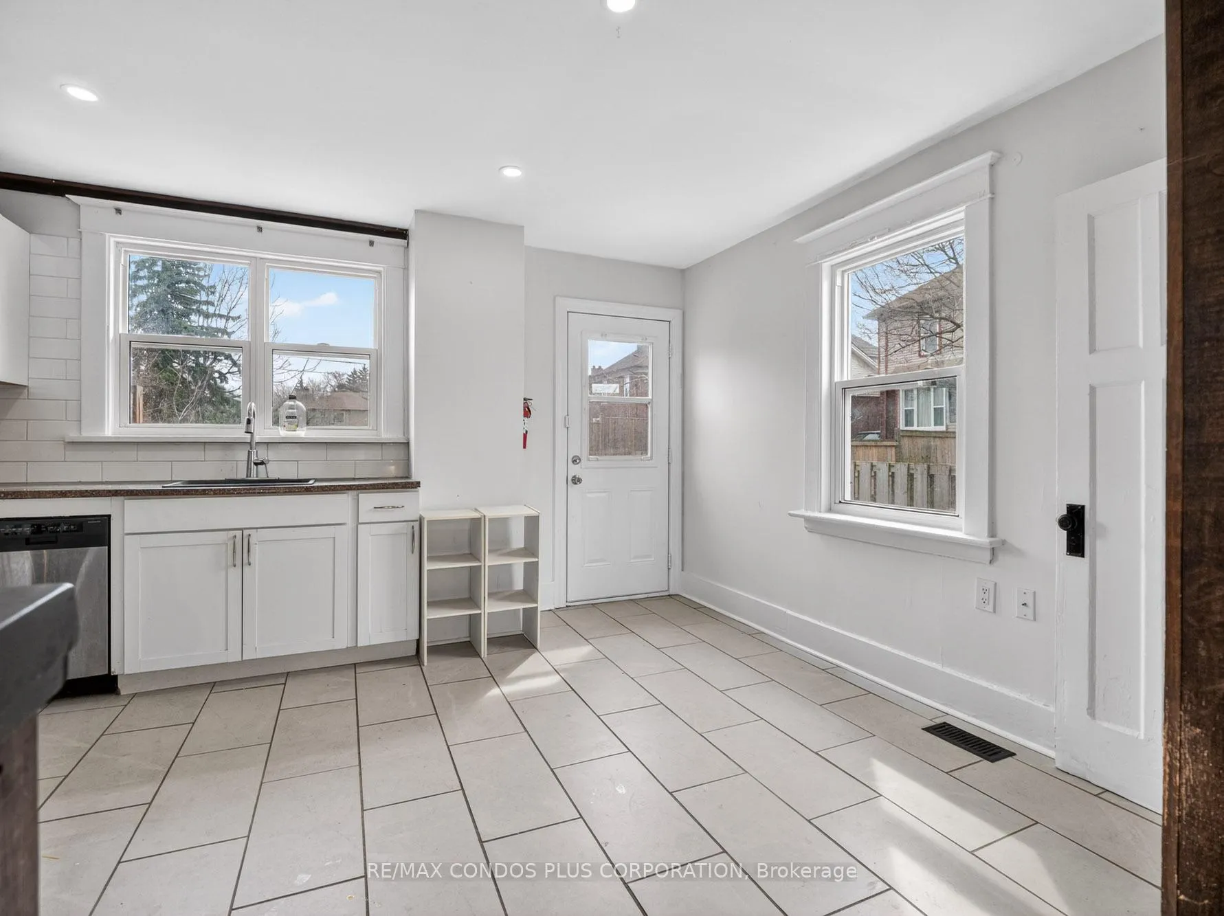 Photo 6 of 5070 Third Avenue, Niagara Falls, Cherrywood — HOMEH