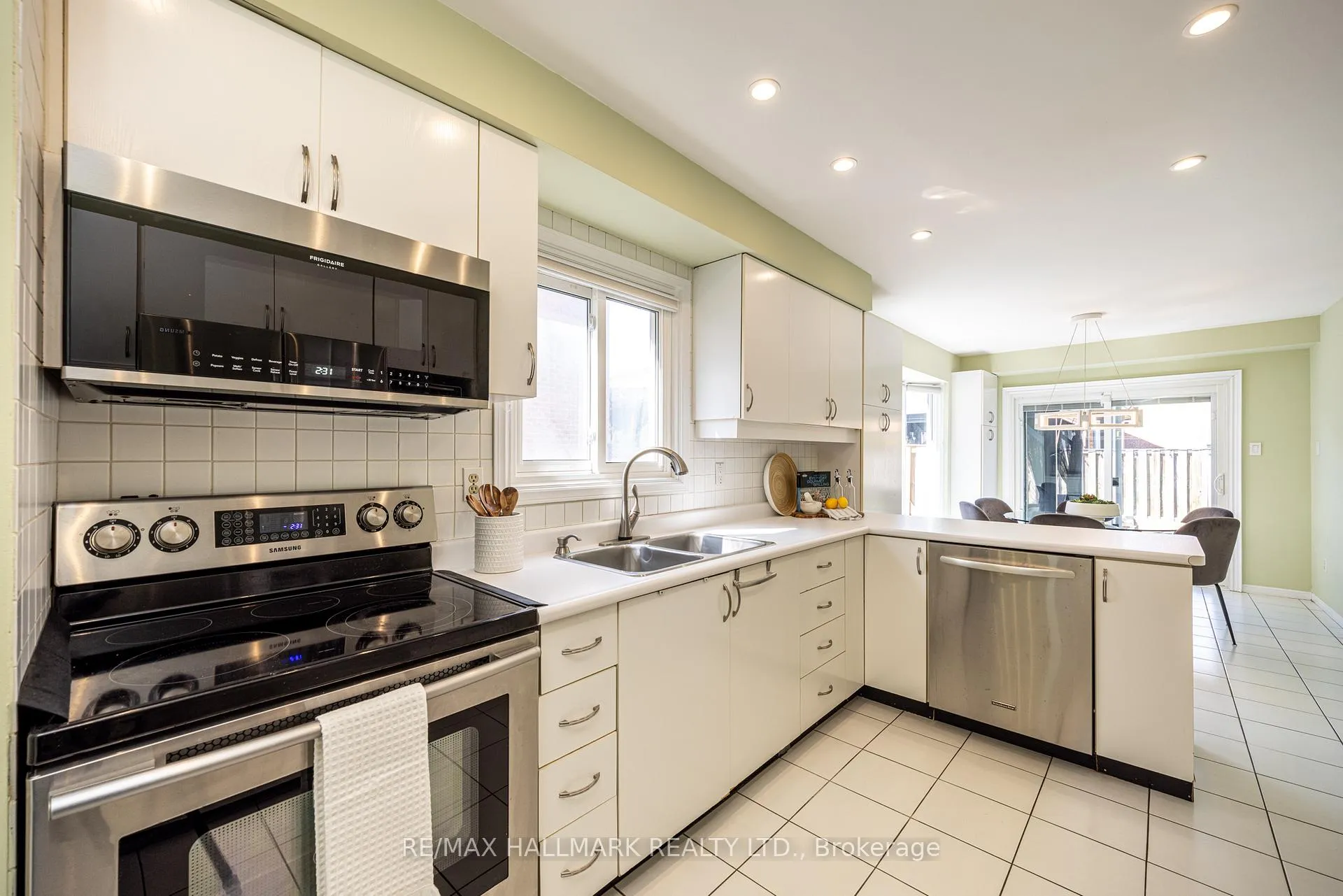 Photo 7 of 85 Colvin Crescent, Vaughan, Brownridge — HOMEH