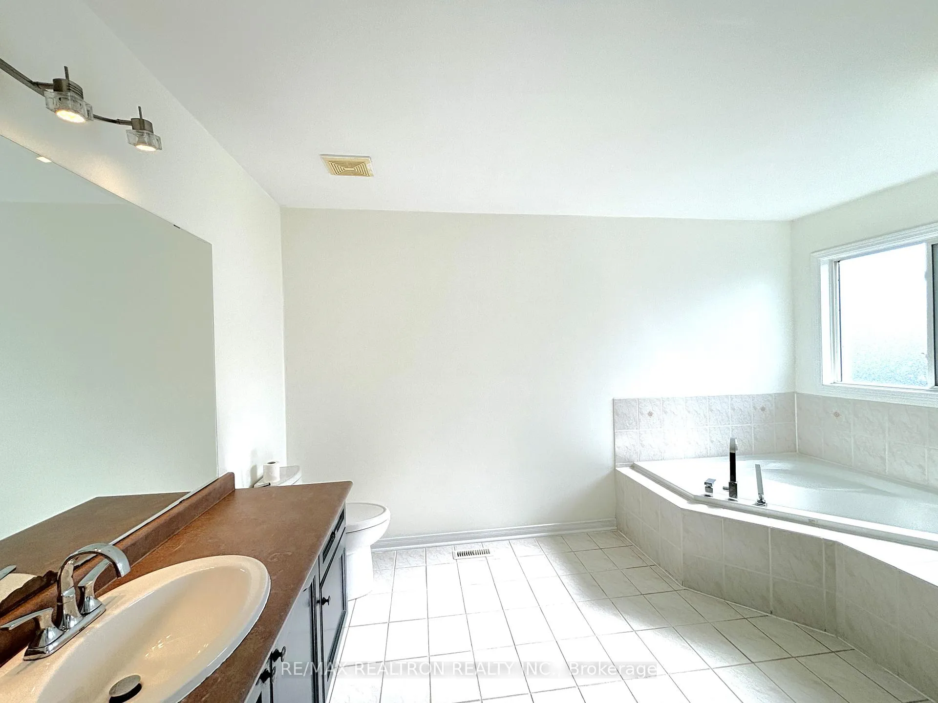 Photo 22 of 486 Delphine Drive, Burlington, Appleby — HOMEH