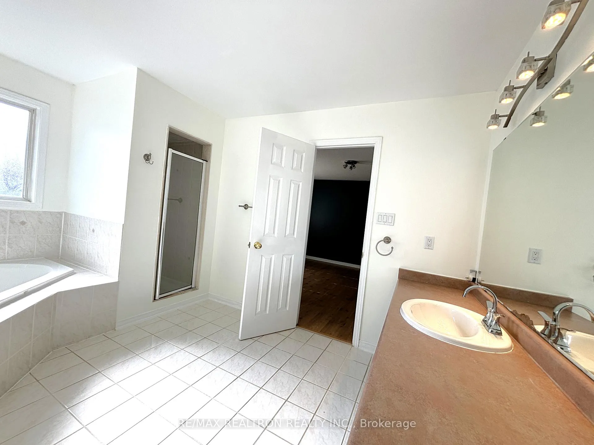 Photo 23 of 486 Delphine Drive, Burlington, Appleby — HOMEH