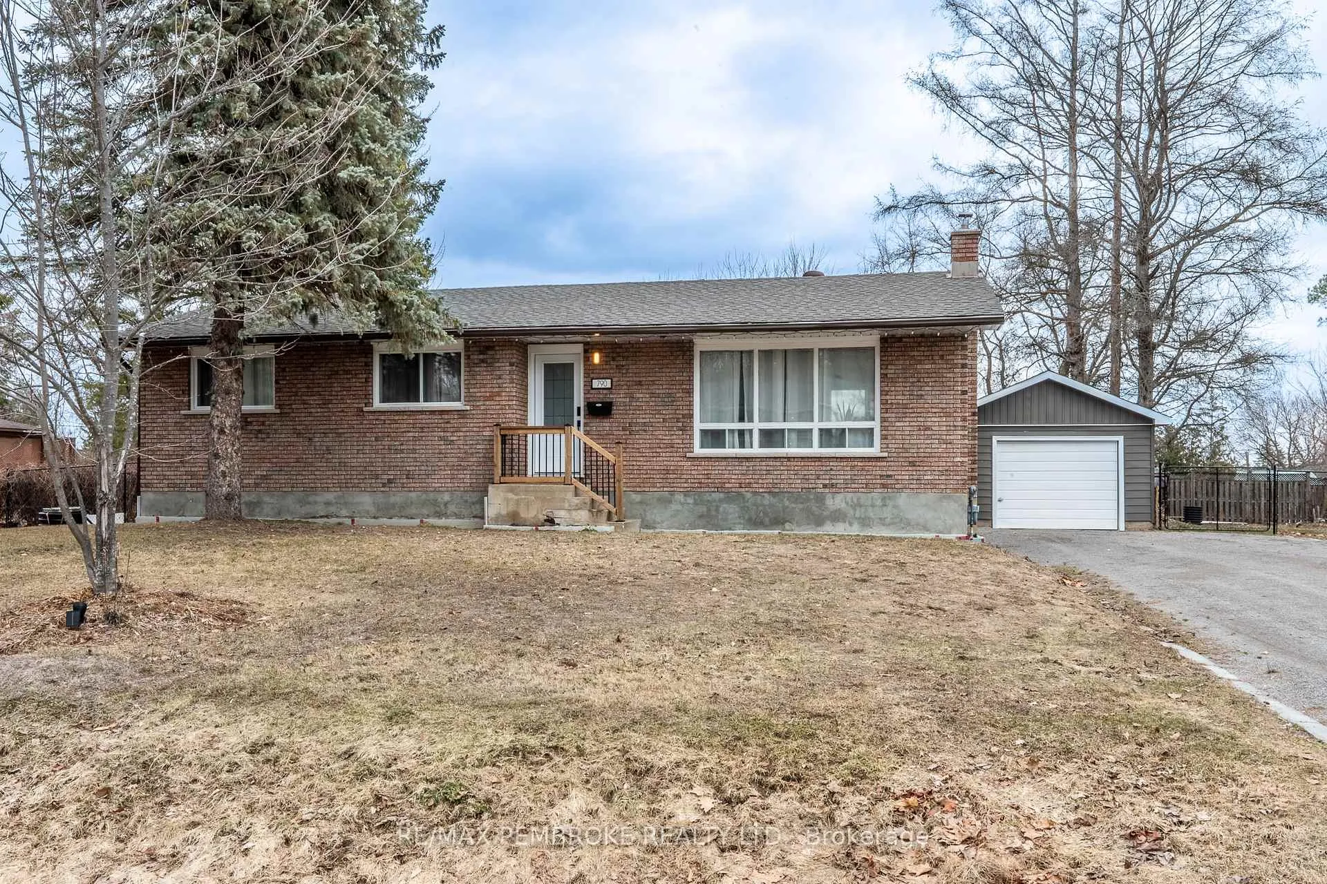 Photo 1 of 790 Lakeview Drive, Petawawa — HOMEH