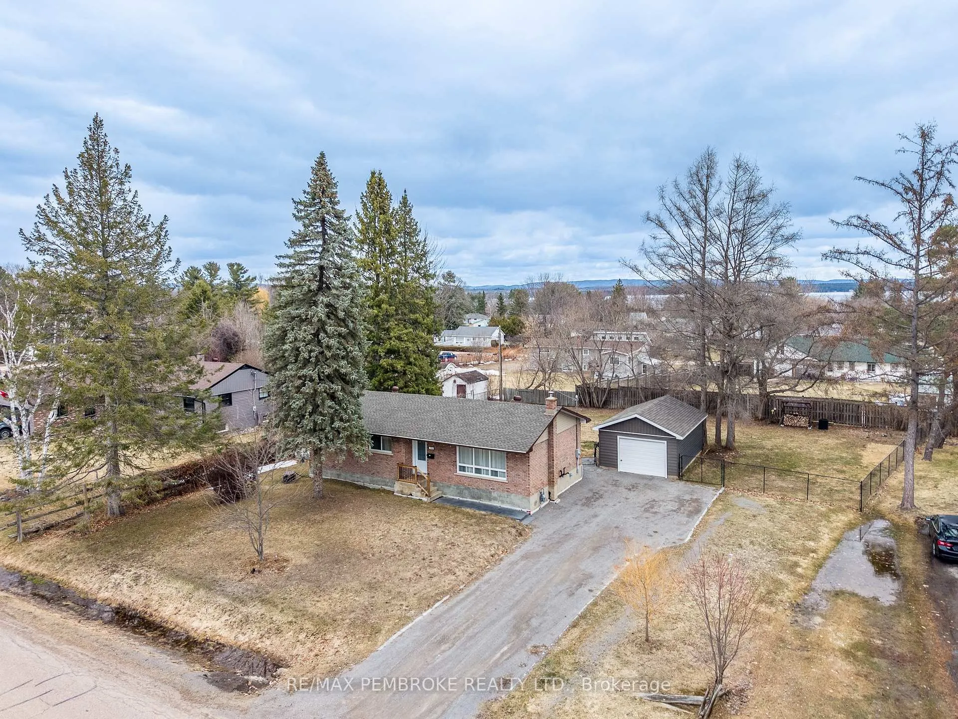 Photo 2 of 790 Lakeview Drive, Petawawa — HOMEH